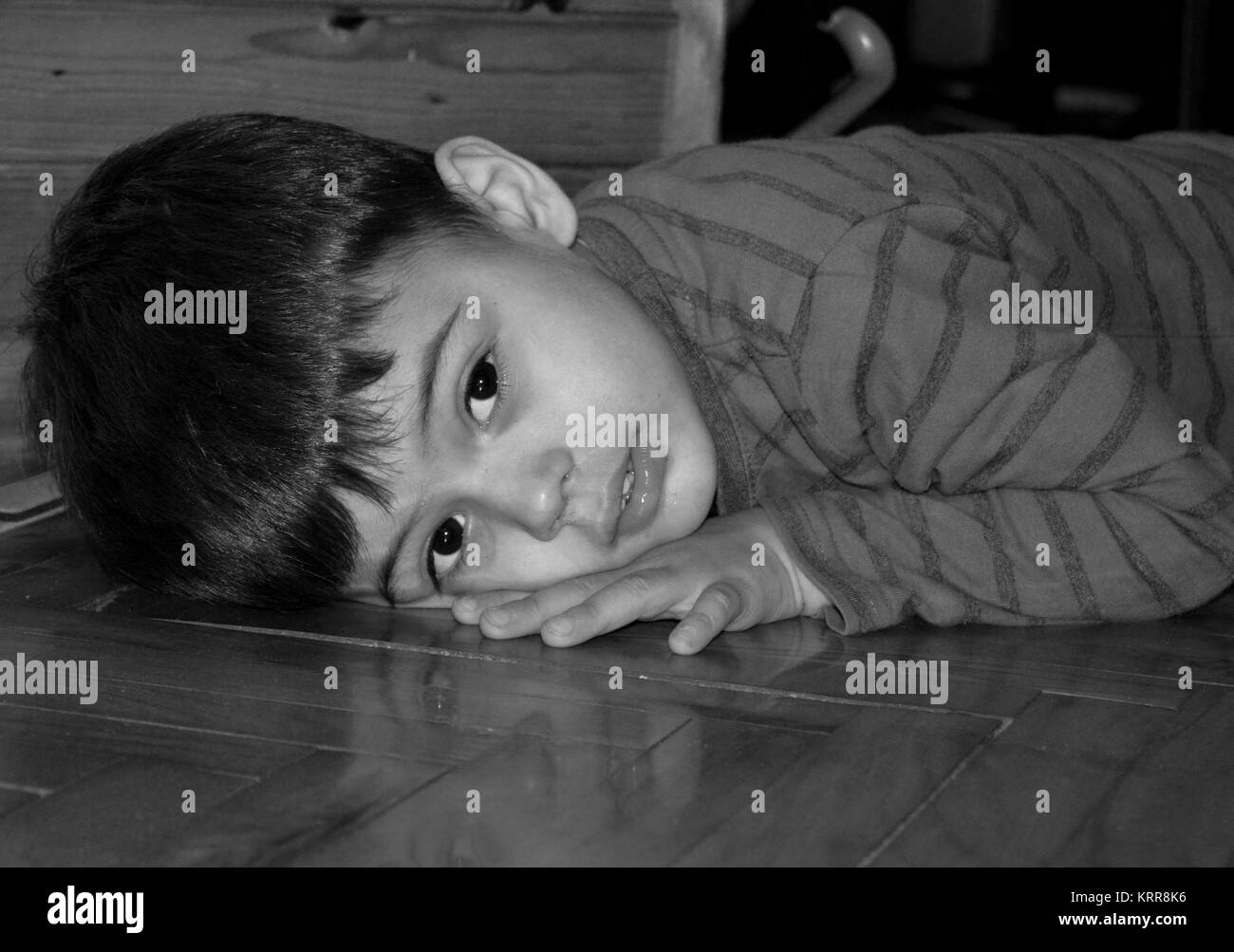 Junge liegt auf Schwarzweiß-Stockfotos und -bilder - Alamy