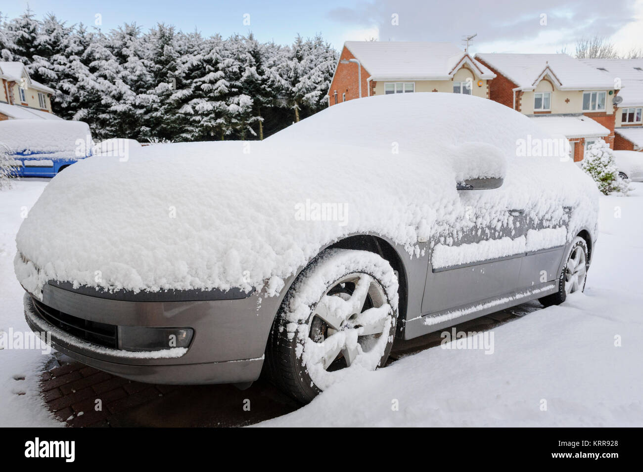 Auto in der Einfahrt durch tiefen Schnee im Winter Stockfoto