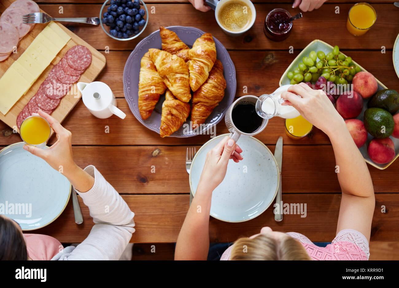 Frauen mit Frühstück in der Tabelle Stockfoto