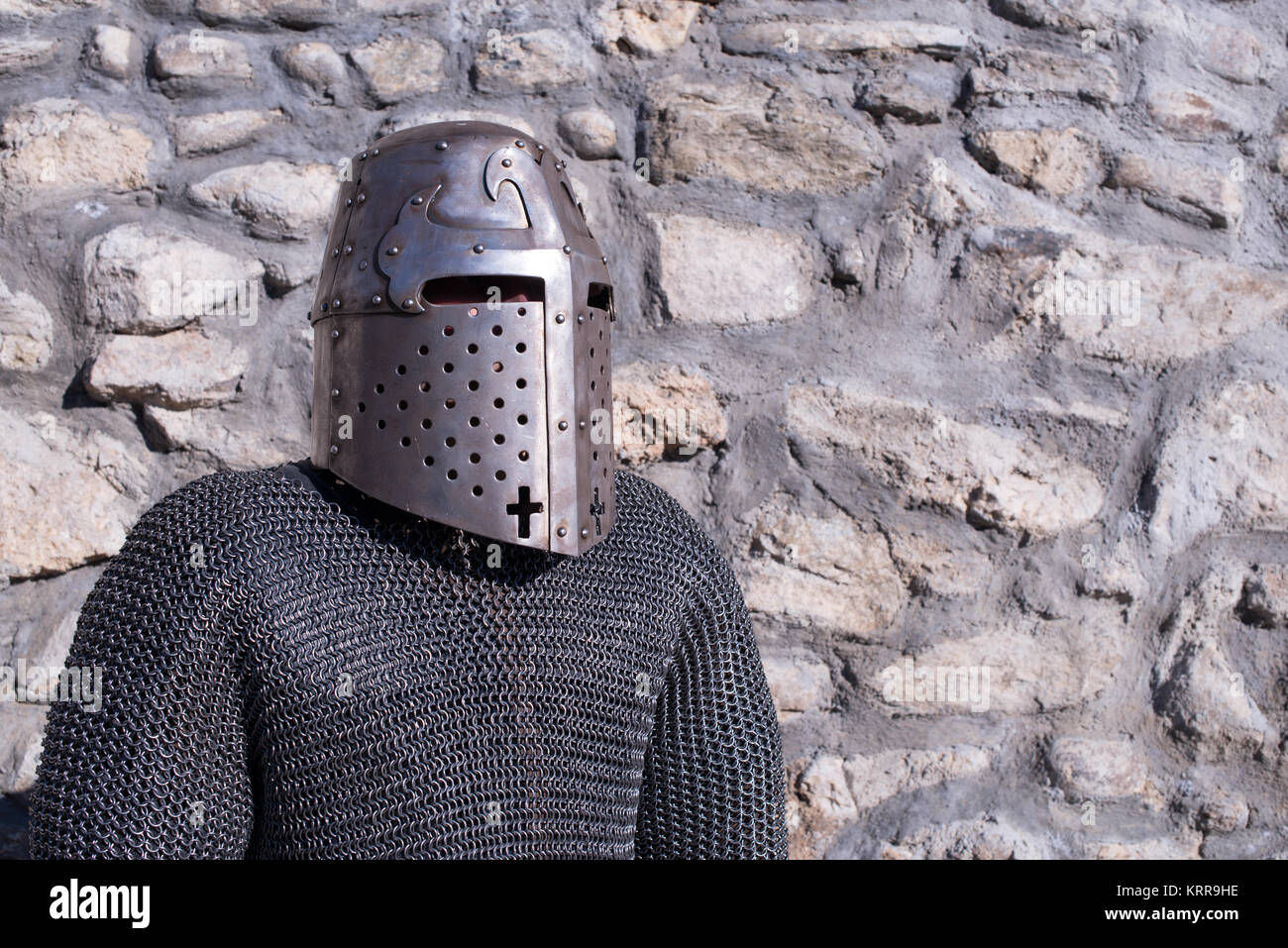 Kreuzritter Ritter mit Kettenhemd und Helm. Stockfoto