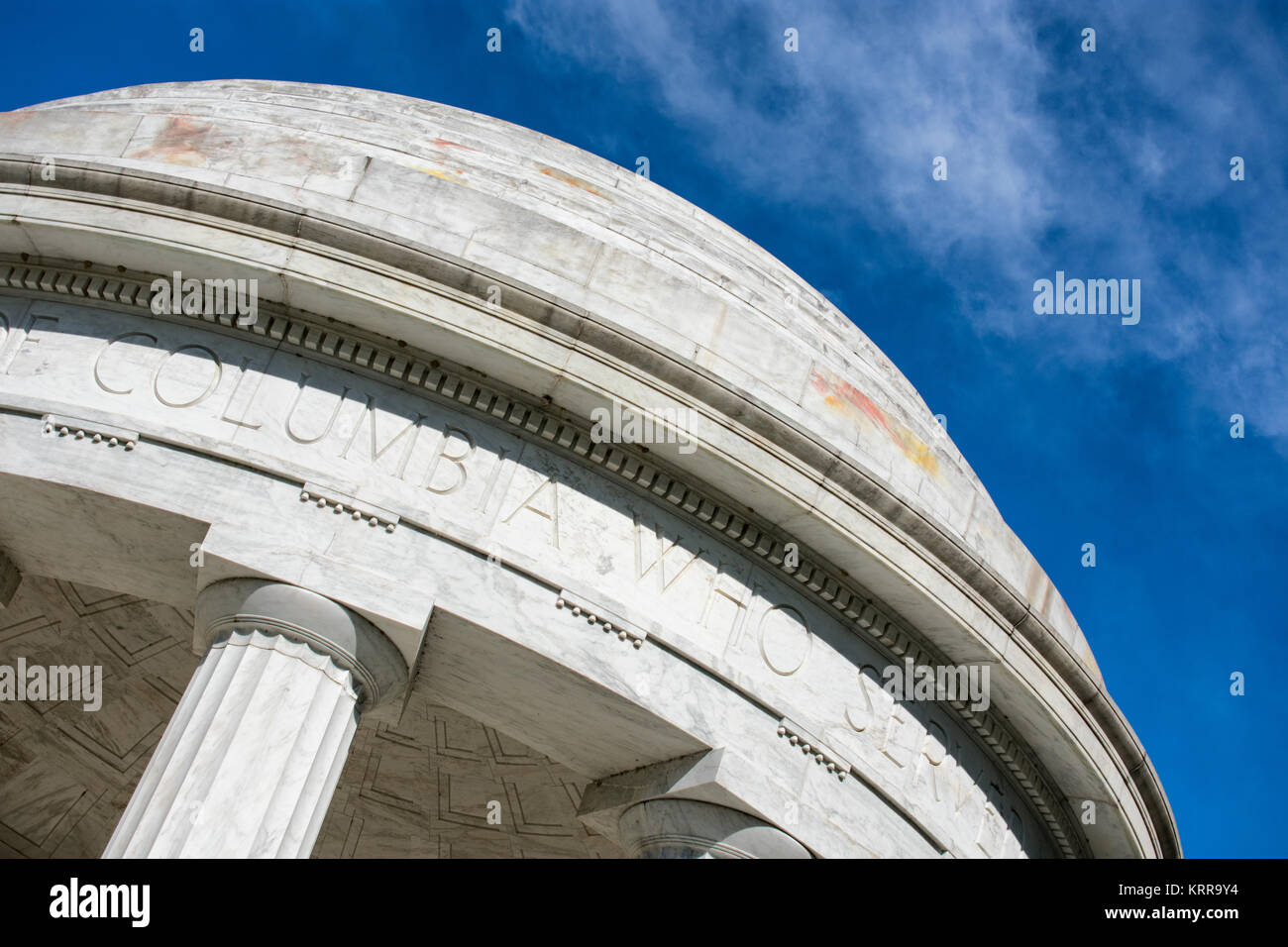 WASHINGTON DC, USA – das restaurierte District of Columbia war Memorial erstrahlt nach seiner umfassenden Renovierung im Jahr 2010-2011 im Sonnenlicht. Das Vermont Marmor Monument, das Einwohner von DC ehrt, die im Ersten Weltkrieg dienten, wurde umfangreich restauriert, finanziert durch den American Recovery and Reinvestment Act. Das Projekt umfasste die Reinigung und Reparatur der Marmorflächen der Gedenkstätte und die Verbesserung der umgebenden Landschaft. Stockfoto