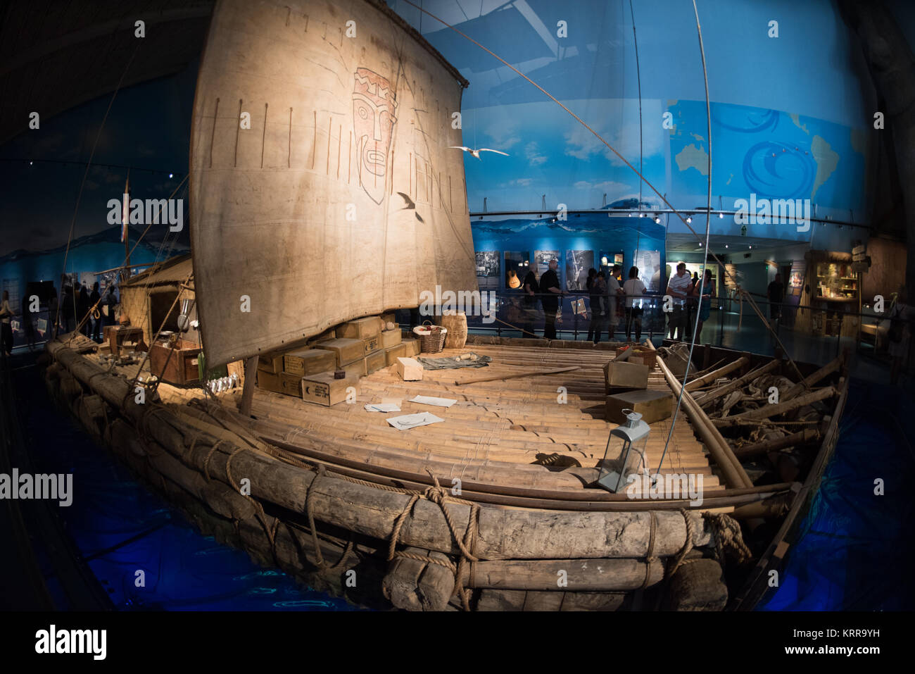 Kon-Tiki Raft Kon-Tiki Museum Oslo Norwegen // OSLO, Norwegen — das ursprüngliche Kon-Tiki-Raft steht im Kon-Tiki Museum in Oslo, das Artefakte von Thor Heyerdahls berühmter Expedition aus dem Jahr 1947 beherbergt. Heyerdahl und seine Crew segelten dieses Balsa-Holzschiff 4.300 Seemeilen über den Pazifik von Peru nach Polynesien in 101 Tagen, um zu demonstrieren, wie die alten Völker solche Reisen gemacht haben könnten. Das Museum zeigt auch das Schilfboot Ra II, mit dem Heyerdahl 1970 den Atlantik von Marokko nach Barbados überquerte. Das 1950 gegründete Museum bewahrt H Stockfoto Kon-Tiki Raft Kon-Tiki Museum Oslo Norwegen // OSLO, Norwegen — das ursprüngliche Kon-Tiki-Raft steht im Kon-Tiki Museum in Oslo, das Artefakte von Thor Heyerdahls berühmter Expedition aus dem Jahr 1947 beherbergt. Heyerdahl und seine Crew segelten dieses Balsa-Holzschiff 4.300 Seemeilen über den Pazifik von Peru nach Polynesien in 101 Tagen, um zu demonstrieren, wie die alten Völker solche Reisen gemacht haben könnten. Das Museum zeigt auch das Schilfboot Ra II, mit dem Heyerdahl 1970 den Atlantik von Marokko nach Barbados überquerte. Das 1950 gegründete Museum bewahrt H Stockfoto