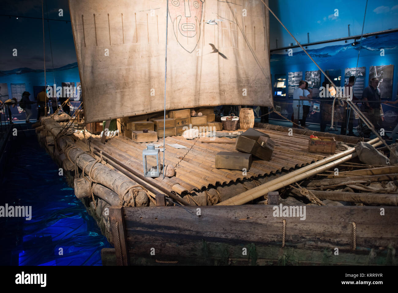 Kon-Tiki Raft Kon-Tiki Museum Oslo // OSLO, Norwegen — das originale Kon-Tiki-Raft steht im Kon-Tiki Museum in Oslo, das Artefakte von Thor Heyerdahls berühmter Expedition aus dem Jahr 1947 beherbergt. Heyerdahl und seine Crew segelten dieses Balsa-Holzschiff 4.300 Seemeilen über den Pazifik von Peru nach Polynesien in 101 Tagen, um zu demonstrieren, wie die alten Völker solche Reisen gemacht haben könnten. Das Museum zeigt auch das Schilfboot Ra II, mit dem Heyerdahl 1970 den Atlantik von Marokko nach Barbados überquerte. Das 1950 gegründete Museum bewahrt Heyerdah Stockfoto Kon-Tiki Raft Kon-Tiki Museum Oslo // OSLO, Norwegen — das originale Kon-Tiki-Raft steht im Kon-Tiki Museum in Oslo, das Artefakte von Thor Heyerdahls berühmter Expedition aus dem Jahr 1947 beherbergt. Heyerdahl und seine Crew segelten dieses Balsa-Holzschiff 4.300 Seemeilen über den Pazifik von Peru nach Polynesien in 101 Tagen, um zu demonstrieren, wie die alten Völker solche Reisen gemacht haben könnten. Das Museum zeigt auch das Schilfboot Ra II, mit dem Heyerdahl 1970 den Atlantik von Marokko nach Barbados überquerte. Das 1950 gegründete Museum bewahrt Heyerdah Stockfoto
