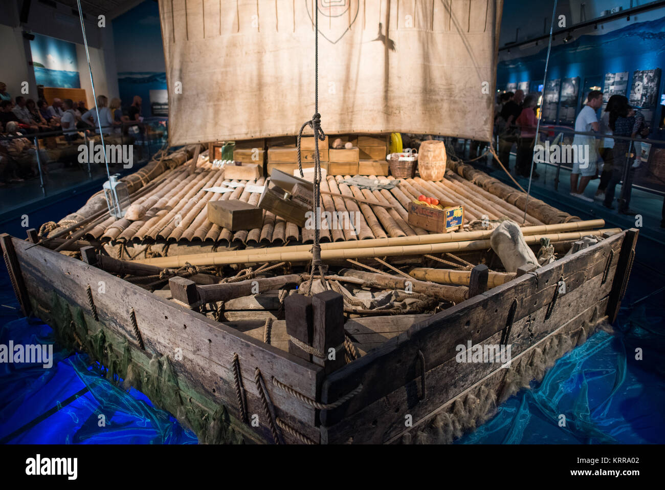 Kon-Tiki Raft Kon-Tiki Museum Oslo Norwegen // OSLO, Norwegen — das ursprüngliche Kon-Tiki-Raft steht im Kon-Tiki Museum in Oslo, das Artefakte von Thor Heyerdahls berühmter Expedition aus dem Jahr 1947 beherbergt. Heyerdahl und seine Crew segelten dieses Balsa-Holzschiff 4.300 Seemeilen über den Pazifik von Peru nach Polynesien in 101 Tagen, um zu demonstrieren, wie die alten Völker solche Reisen gemacht haben könnten. Das Museum zeigt auch das Schilfboot Ra II, mit dem Heyerdahl 1970 den Atlantik von Marokko nach Barbados überquerte. Das 1950 gegründete Museum bewahrt H Stockfoto Kon-Tiki Raft Kon-Tiki Museum Oslo Norwegen // OSLO, Norwegen — das ursprüngliche Kon-Tiki-Raft steht im Kon-Tiki Museum in Oslo, das Artefakte von Thor Heyerdahls berühmter Expedition aus dem Jahr 1947 beherbergt. Heyerdahl und seine Crew segelten dieses Balsa-Holzschiff 4.300 Seemeilen über den Pazifik von Peru nach Polynesien in 101 Tagen, um zu demonstrieren, wie die alten Völker solche Reisen gemacht haben könnten. Das Museum zeigt auch das Schilfboot Ra II, mit dem Heyerdahl 1970 den Atlantik von Marokko nach Barbados überquerte. Das 1950 gegründete Museum bewahrt H Stockfoto