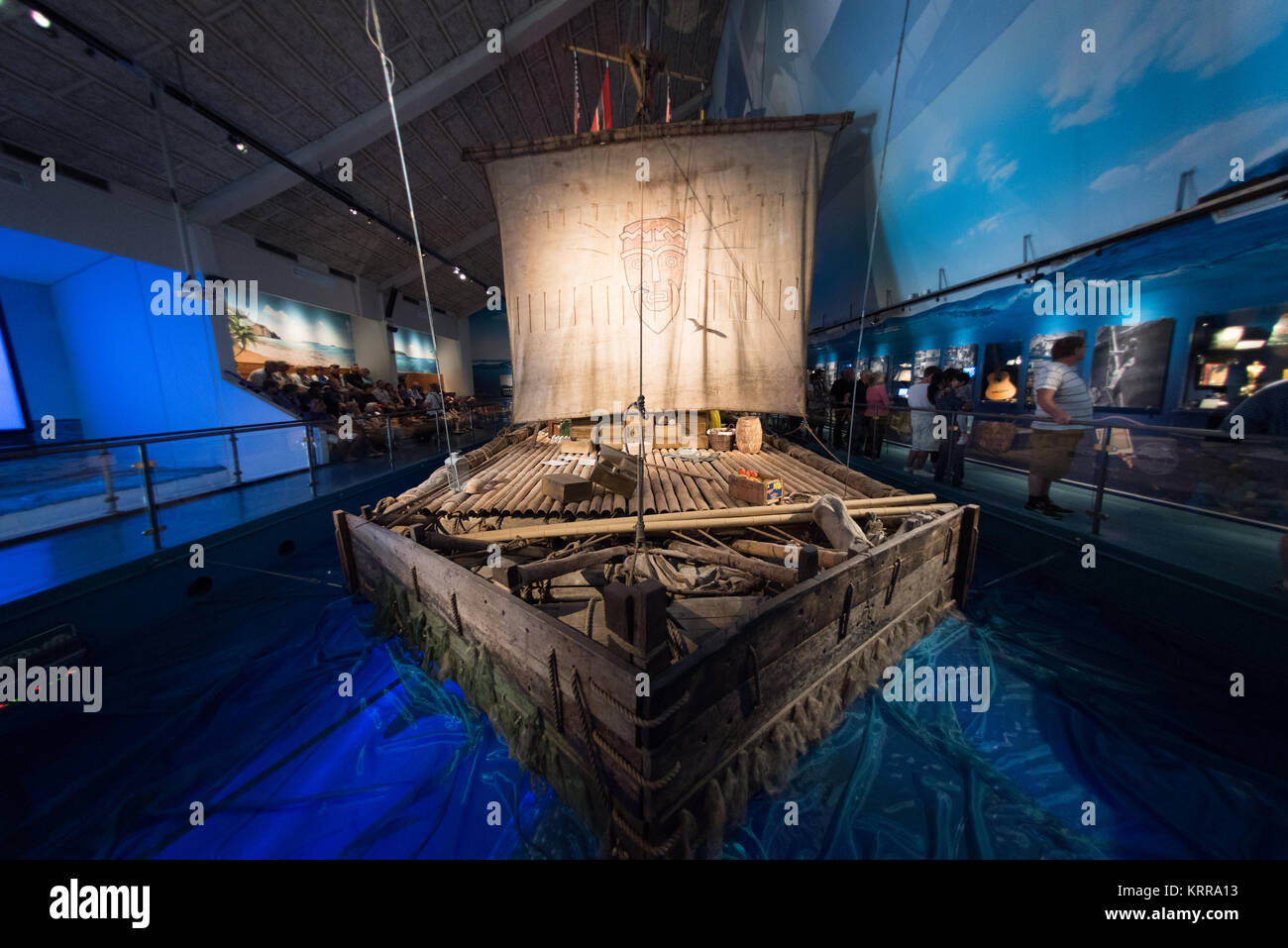 Kon-Tiki Raft Kon-Tiki Museum Oslo Norwegen // OSLO, Norwegen — das ursprüngliche Kon-Tiki-Raft steht im Kon-Tiki Museum in Oslo, das Artefakte von Thor Heyerdahls berühmter Expedition aus dem Jahr 1947 beherbergt. Heyerdahl und seine Crew segelten dieses Balsa-Holzschiff 4.300 Seemeilen über den Pazifik von Peru nach Polynesien in 101 Tagen, um zu demonstrieren, wie die alten Völker solche Reisen gemacht haben könnten. Das Museum zeigt auch das Schilfboot Ra II, mit dem Heyerdahl 1970 den Atlantik von Marokko nach Barbados überquerte. Das 1950 gegründete Museum bewahrt H Stockfoto Kon-Tiki Raft Kon-Tiki Museum Oslo Norwegen // OSLO, Norwegen — das ursprüngliche Kon-Tiki-Raft steht im Kon-Tiki Museum in Oslo, das Artefakte von Thor Heyerdahls berühmter Expedition aus dem Jahr 1947 beherbergt. Heyerdahl und seine Crew segelten dieses Balsa-Holzschiff 4.300 Seemeilen über den Pazifik von Peru nach Polynesien in 101 Tagen, um zu demonstrieren, wie die alten Völker solche Reisen gemacht haben könnten. Das Museum zeigt auch das Schilfboot Ra II, mit dem Heyerdahl 1970 den Atlantik von Marokko nach Barbados überquerte. Das 1950 gegründete Museum bewahrt H Stockfoto
