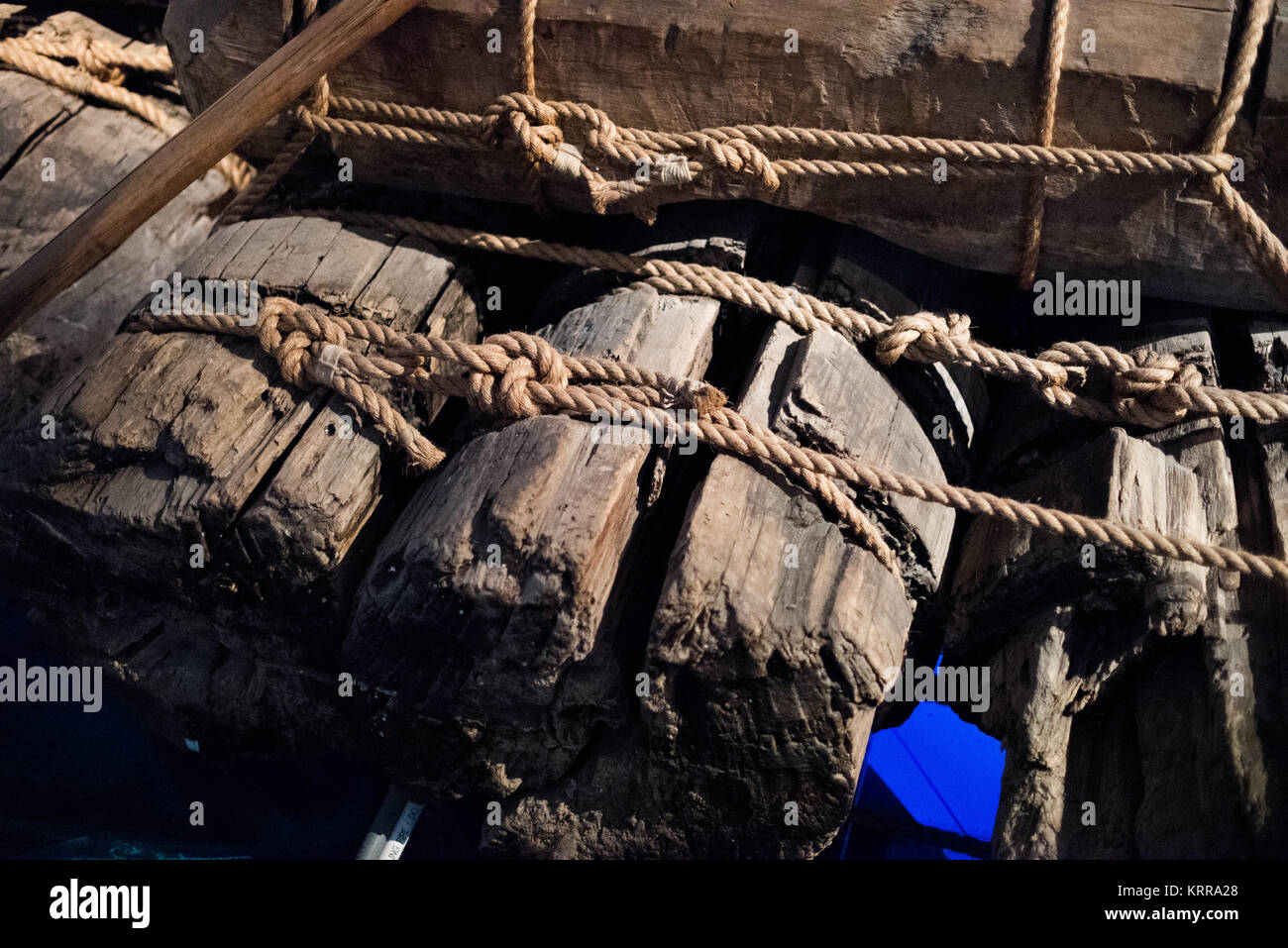 Kon-Tiki Raft Construction Details Oslo Norwegen // OSLO, Norwegen — das Kon-Tiki Raft, das im Kon-Tiki Museum ausgestellt wird, zeigt die traditionellen südamerikanischen Bautechniken, die Thor Heyerdahl bei seiner berühmten Pazifik-Überquerung von 1947 einsetzte. Die Balsaholzstämme des ursprünglichen Floßes werden mit natürlichen Hanfseilen in einem komplizierten Kreuzverschlussmuster zusammengebunden, was die alte peruanische Schiffbautechnik demonstriert, die Heyerdahl zu validieren suchte. Im Primärbau wurden keine Metallbauteile verwendet, was den präkolumbianischen Baumethoden treu blieb. Die Bindungstechnik erlaubte das Floß Stockfoto Kon-Tiki Raft Construction Details Oslo Norwegen // OSLO, Norwegen — das Kon-Tiki Raft, das im Kon-Tiki Museum ausgestellt wird, zeigt die traditionellen südamerikanischen Bautechniken, die Thor Heyerdahl bei seiner berühmten Pazifik-Überquerung von 1947 einsetzte. Die Balsaholzstämme des ursprünglichen Floßes werden mit natürlichen Hanfseilen in einem komplizierten Kreuzverschlussmuster zusammengebunden, was die alte peruanische Schiffbautechnik demonstriert, die Heyerdahl zu validieren suchte. Im Primärbau wurden keine Metallbauteile verwendet, was den präkolumbianischen Baumethoden treu blieb. Die Bindungstechnik erlaubte das Floß Stockfoto