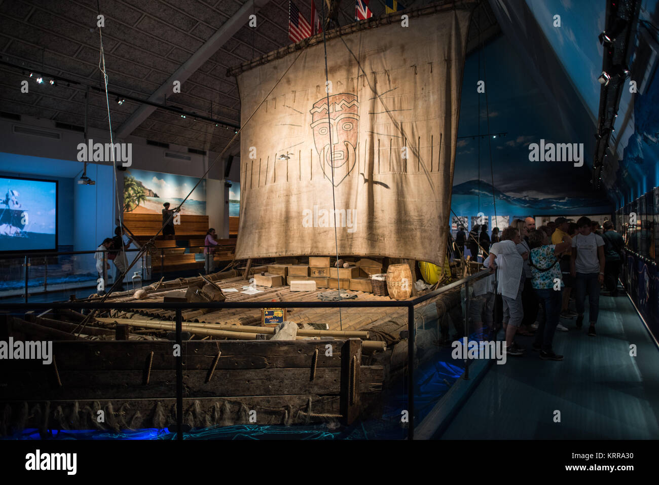 Kon-Tiki Raft Kon-Tiki Museum Oslo Norwegen // OSLO, Norwegen — das ursprüngliche Kon-Tiki-Raft steht im Kon-Tiki Museum in Oslo, das Artefakte von Thor Heyerdahls berühmter Expedition aus dem Jahr 1947 beherbergt. Heyerdahl und seine Crew segelten dieses Balsa-Holzschiff 4.300 Seemeilen über den Pazifik von Peru nach Polynesien in 101 Tagen, um zu demonstrieren, wie die alten Völker solche Reisen gemacht haben könnten. Das Museum zeigt auch das Schilfboot Ra II, mit dem Heyerdahl 1970 den Atlantik von Marokko nach Barbados überquerte. Das 1950 gegründete Museum bewahrt H Stockfoto Kon-Tiki Raft Kon-Tiki Museum Oslo Norwegen // OSLO, Norwegen — das ursprüngliche Kon-Tiki-Raft steht im Kon-Tiki Museum in Oslo, das Artefakte von Thor Heyerdahls berühmter Expedition aus dem Jahr 1947 beherbergt. Heyerdahl und seine Crew segelten dieses Balsa-Holzschiff 4.300 Seemeilen über den Pazifik von Peru nach Polynesien in 101 Tagen, um zu demonstrieren, wie die alten Völker solche Reisen gemacht haben könnten. Das Museum zeigt auch das Schilfboot Ra II, mit dem Heyerdahl 1970 den Atlantik von Marokko nach Barbados überquerte. Das 1950 gegründete Museum bewahrt H Stockfoto