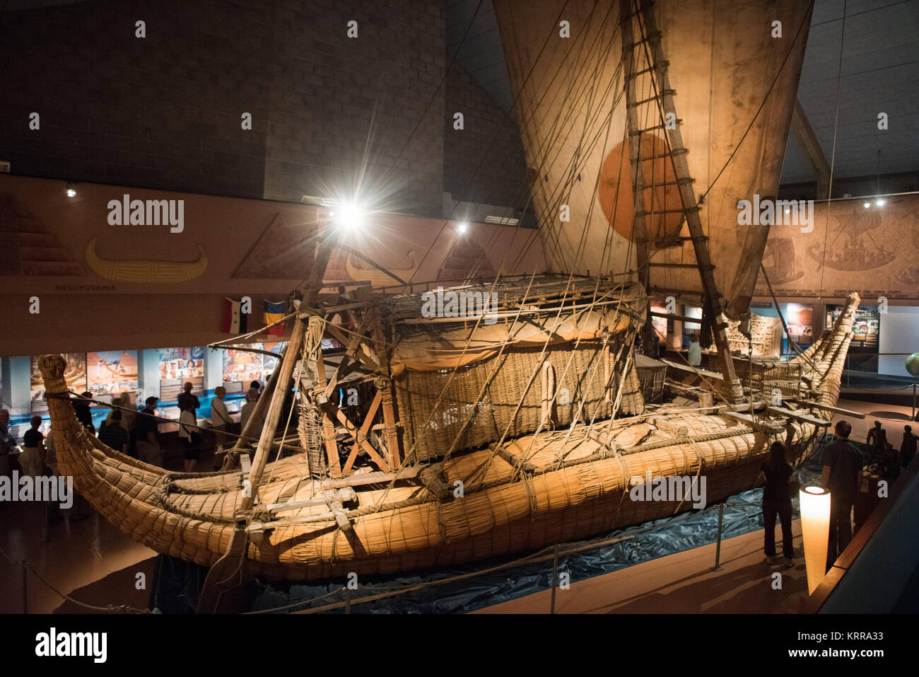 RA II Papyrus Boat Kon-Tiki Museum Oslo Norwegen // OSLO, Norwegen — das von Thor Heyerdahl für seine transatlantische Expedition 1970 gebaute Papyrus-Boot Ra II wird im Kon-Tiki Museum in Oslo ausgestellt. Dieses Schiff segelte erfolgreich von Marokko nach Barbados, was bewies, dass die alten Ägypter den Atlantik mit Schilfbooten überquert haben konnten. Die Ra II folgte Heyerdahls erstem Versuch mit Ra I, der begann, sich zu stauben und nach mehr als 4.000 Kilometern zurückgelegt wurde. Das Museum beherbergt Artefakte von Heyerdahls verschiedenen Expeditionen, darunter das berühmte Kon-Tiki-Floß, das in seinem Pacifi 1947 verwendet wurde Stockfoto RA II Papyrus Boat Kon-Tiki Museum Oslo Norwegen // OSLO, Norwegen — das von Thor Heyerdahl für seine transatlantische Expedition 1970 gebaute Papyrus-Boot Ra II wird im Kon-Tiki Museum in Oslo ausgestellt. Dieses Schiff segelte erfolgreich von Marokko nach Barbados, was bewies, dass die alten Ägypter den Atlantik mit Schilfbooten überquert haben konnten. Die Ra II folgte Heyerdahls erstem Versuch mit Ra I, der begann, sich zu stauben und nach mehr als 4.000 Kilometern zurückgelegt wurde. Das Museum beherbergt Artefakte von Heyerdahls verschiedenen Expeditionen, darunter das berühmte Kon-Tiki-Floß, das in seinem Pacifi 1947 verwendet wurde Stockfoto