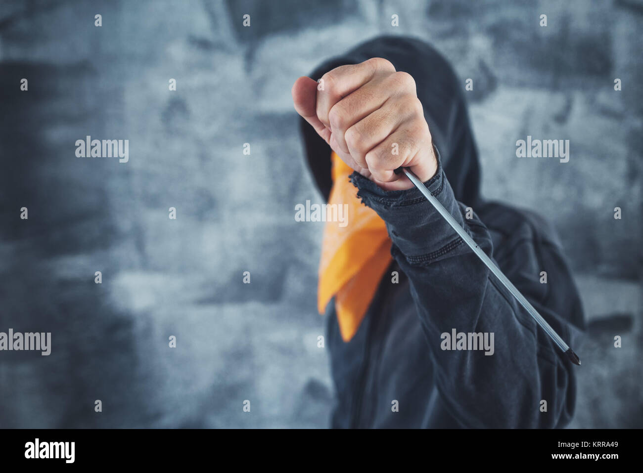 Hooded Bandenmitglieder Kriminelle mit Schal über Gesicht mit Schraubendreher als Waffe Stockfoto