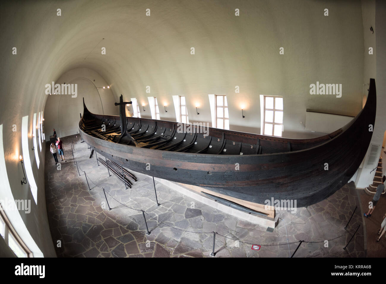 OSLO, Norwegen - Die gokstad Schiffes ist die größte der Wikingerschiffe, die auf der Viking Ship Museum in Oslo, Norwegen. Es ist nach dem Bauernhof, auf dem es im Jahr 1880 gefunden wurde, benannt. Das Schiff wurde im AD890 gebaut und in regelmäßigen Service für über ein Jahrzehnt vor wie eine Beerdigung, Schiff für eine lokale Häuptling verwendet. Als traditionelle war, wurde er mit einer reichen Auswahl an Grab Geschenke begraben, aber viele waren in der Wikingerzeit geplündert. Das Schiff ist aus Eiche gebaut und misst 24 Meter lang und 5 Meter breit. Von Oslo Viking Ship Museum beherbergt drei ursprünglichen Wikingerschiffe in verschiedenen Ebenen der Konservierung Stockfoto