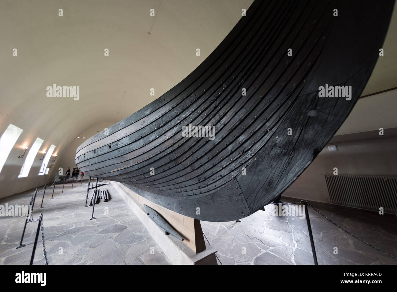 OSLO, Norwegen - Die gokstad Schiffes ist die größte der Wikingerschiffe, die auf der Viking Ship Museum in Oslo, Norwegen. Es ist nach dem Bauernhof, auf dem es im Jahr 1880 gefunden wurde, benannt. Das Schiff wurde im AD890 gebaut und in regelmäßigen Service für über ein Jahrzehnt vor wie eine Beerdigung, Schiff für eine lokale Häuptling verwendet. Als traditionelle war, wurde er mit einer reichen Auswahl an Grab Geschenke begraben, aber viele waren in der Wikingerzeit geplündert. Das Schiff ist aus Eiche gebaut und misst 24 Meter lang und 5 Meter breit. Von Oslo Viking Ship Museum beherbergt drei ursprünglichen Wikingerschiffe in verschiedenen Ebenen der Konservierung Stockfoto