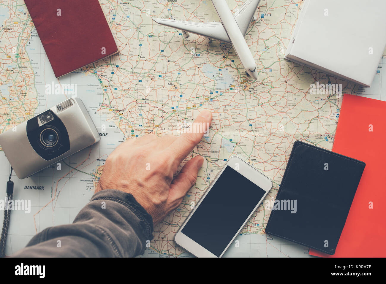 Planen Sie Ihren nächsten Urlaub Reise nach Schweden. Verschiedene reisen Zubehör auf dem Tisch über die Schwedische Karte. Stockfoto