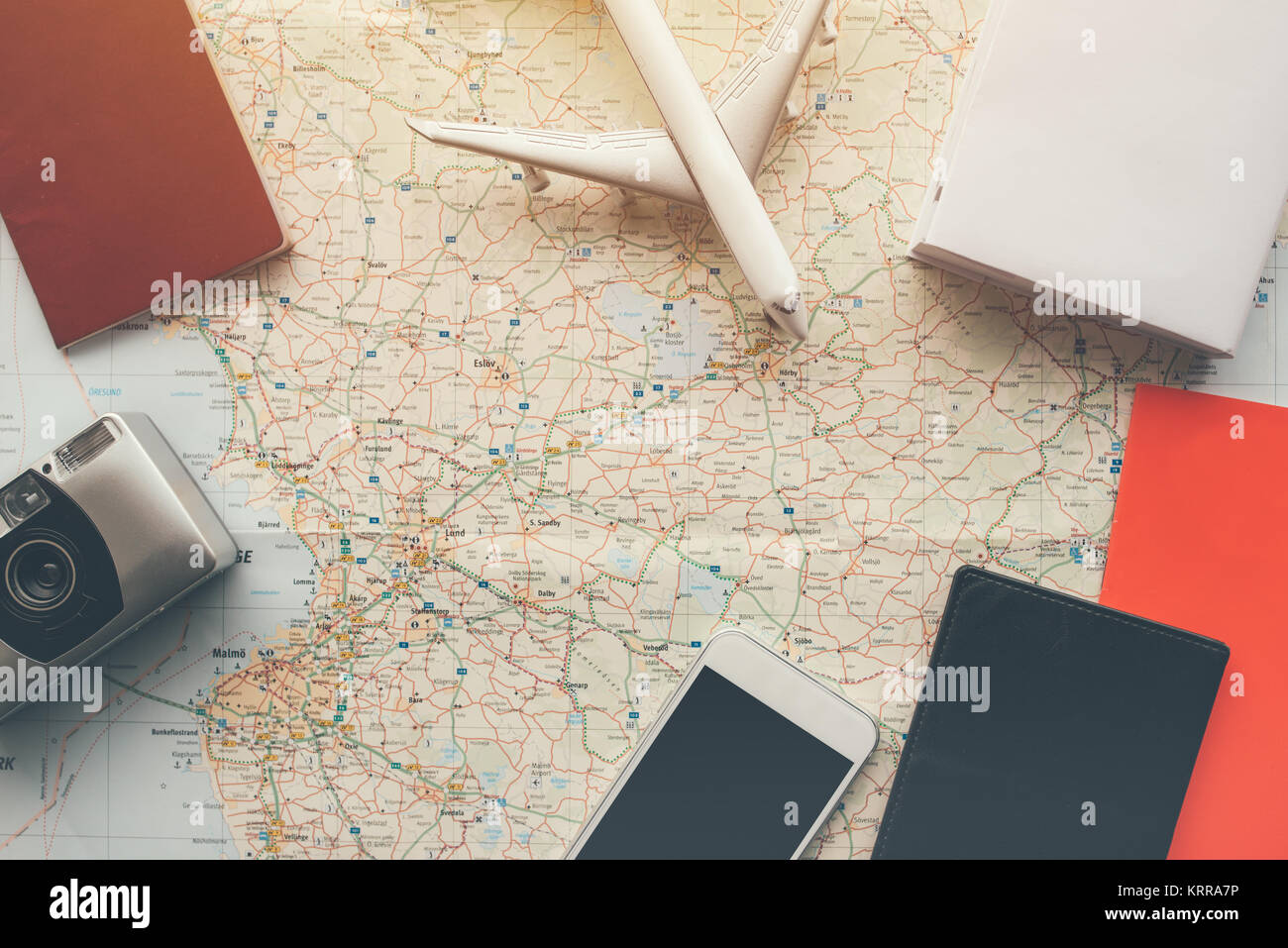 Planen Sie Ihren nächsten Urlaub Reise nach Schweden. Verschiedene reisen Zubehör auf dem Tisch über die Schwedische Karte. Stockfoto