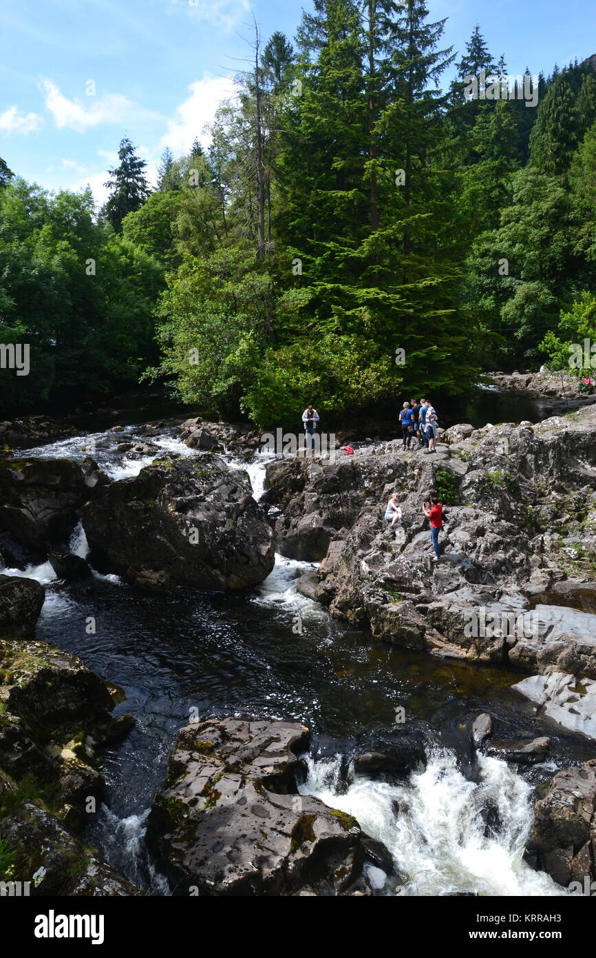 Menschen klettern auf den Felsen, in Betws-y-Coed, Wasserfall, Fluss Conwy Conwy Valley, Snowdonia, Wales, UK. Stockfoto