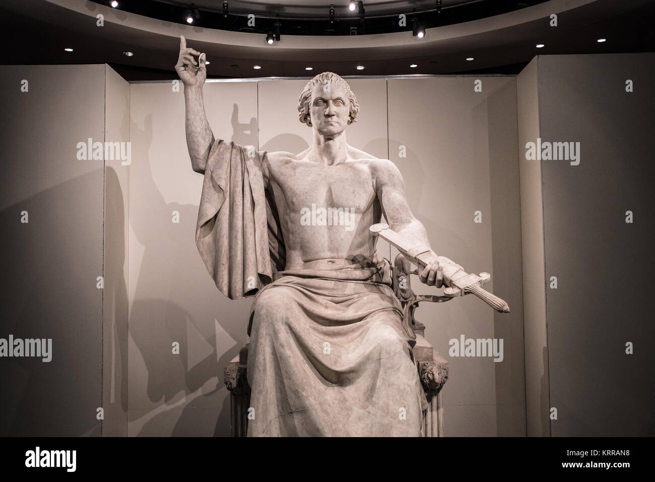 Eine Statue von George Washington von den amerikanischen Bildhauer Horatio Greenough, die Kommission auf dem Capitol Rotunde zu stehen. Es ist jetzt in der Smithsonian nationalen Museum der amerikanischen Geschichte in Washington DC. Stockfoto