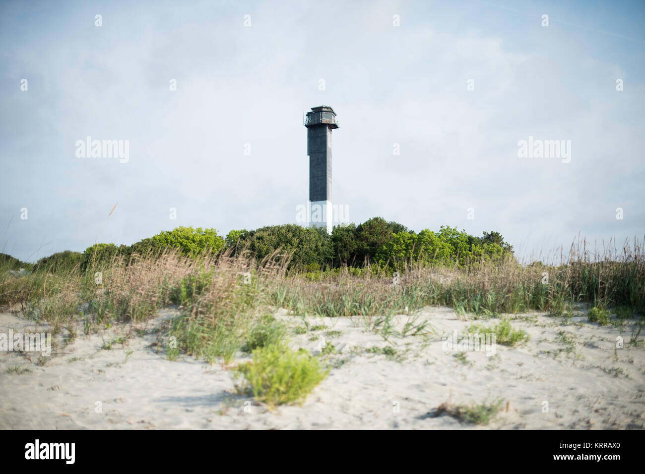 SULLIVAN'S ISLAND, South Carolina - auf der südöstlichen Ecke von Sullivan's Island, nicht weit entfernt von der Einfahrt in den Hafen von Charleston, Charleston Licht wurde im Jahr 1962 abgeschlossen, und der letzte große Leuchtturm in den Vereinigten Staaten gebaut. Jetzt ist es ein historischer Ort in der Küstenwache der Vereinigten Staaten historische Bezirk als Teil des Fort Sumter National Monument. Stockfoto