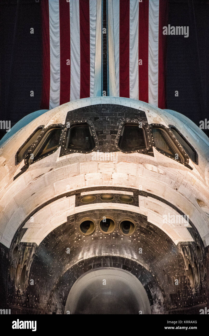 DULLES, Virginia, USA – das Space Shuttle Discovery, ein Symbol der menschlichen Weltraumforschung, ist im Steven F. Udvar-Hazy Center, Teil des Smithsonian National Air and Space Museum, zu sehen. Dieser Orbiter, der 39 Missionen über 27 Jahre geflogen hat, dient als bedeutendes Artefakt des US-Weltraumshuttle-Programms und verkörpert die Geschichte und Fortschritte in der Weltraumtechnologie. Stockfoto