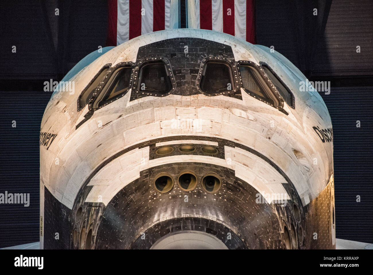 DULLES, Virginia, USA – das Space Shuttle Discovery, ein Symbol der menschlichen Weltraumforschung, ist im Steven F. Udvar-Hazy Center, Teil des Smithsonian National Air and Space Museum, zu sehen. Dieser Orbiter, der 39 Missionen über 27 Jahre geflogen hat, dient als bedeutendes Artefakt des US-Weltraumshuttle-Programms und verkörpert die Geschichte und Fortschritte in der Weltraumtechnologie. Stockfoto