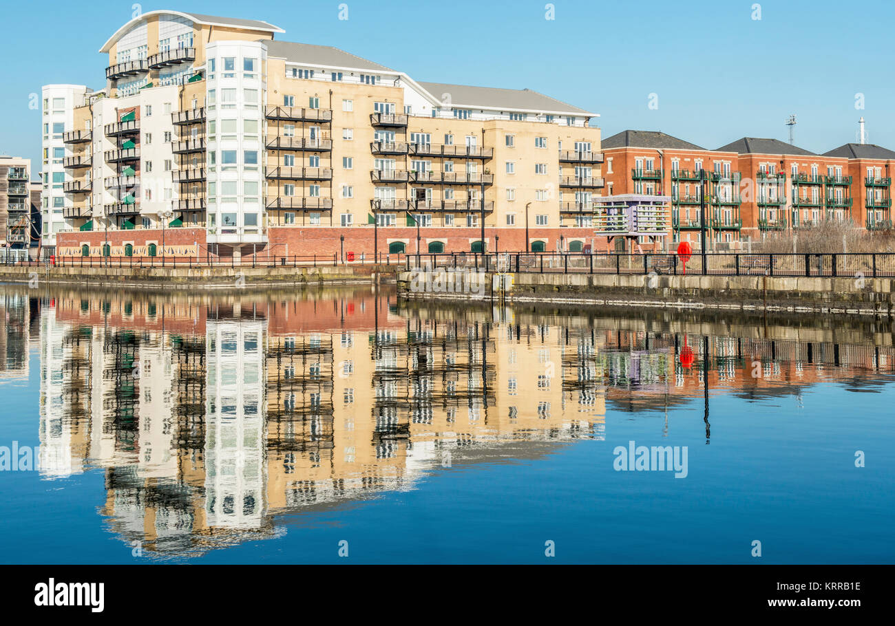 Neue Wohnungen in Cardiff Bay, im Wasser der alten Dock wider, South Wales Stockfoto