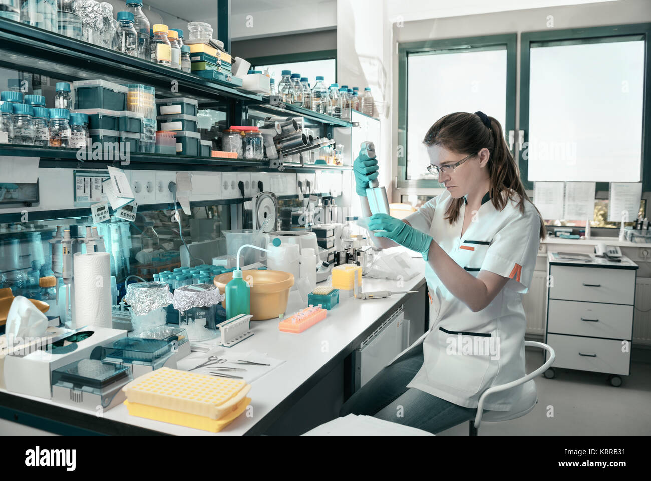 Junge Wissenschaftler arbeitet in modernen biologischen Labor, getönten Bild Stockfoto
