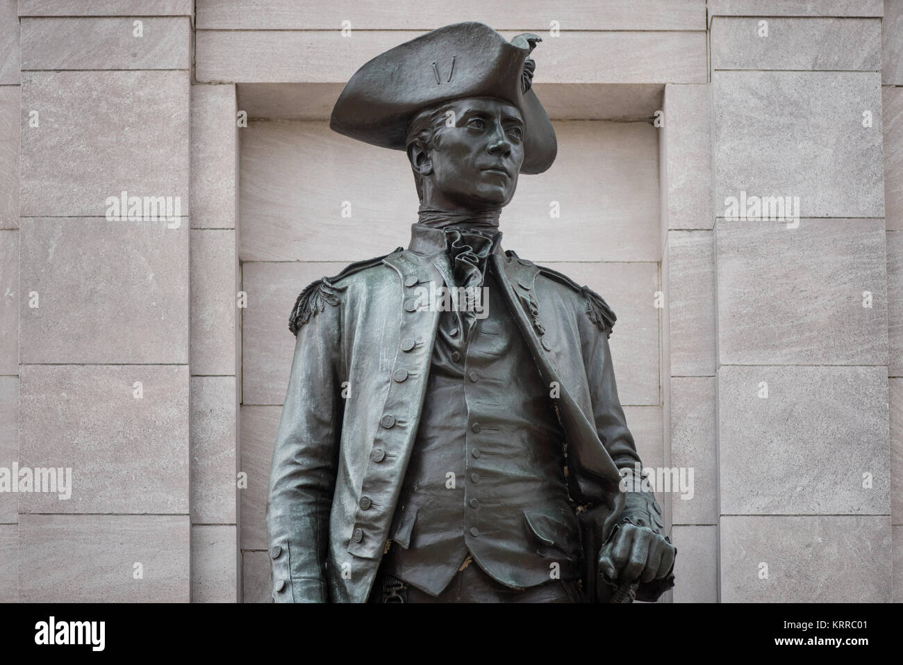 John Paul Jones Memorial Statue Washington DC // WASHINGTON DC – das John Paul Jones Memorial steht im West Potomac Park. Die Bronzestatue des Kriegshelden aus dem Unabhängigkeitskrieg, die von Charles Henry Niehaus geschaffen wurde, erhebt sich auf einem Marmorsockel, umgeben von Springbrunnen und Basreliefs, die Szenen aus Jones' Leben darstellen. Stockfoto