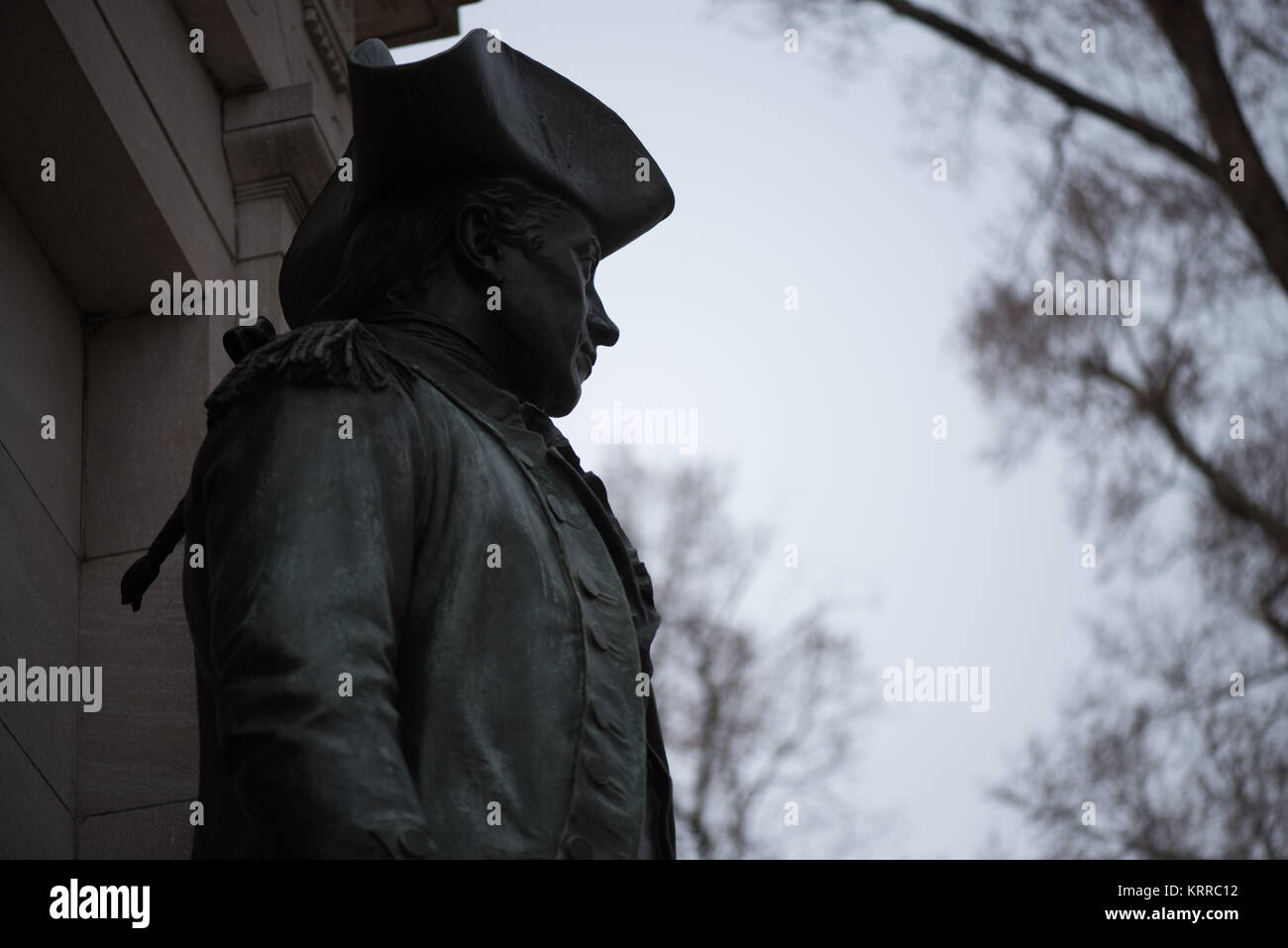 John Paul Jones Memorial Statue Washington DC // WASHINGTON DC – das John Paul Jones Memorial steht im West Potomac Park. Die Bronzestatue des Kriegshelden aus dem Unabhängigkeitskrieg, die von Charles Henry Niehaus geschaffen wurde, erhebt sich auf einem Marmorsockel, umgeben von Springbrunnen und Basreliefs, die Szenen aus Jones' Leben darstellen. Stockfoto