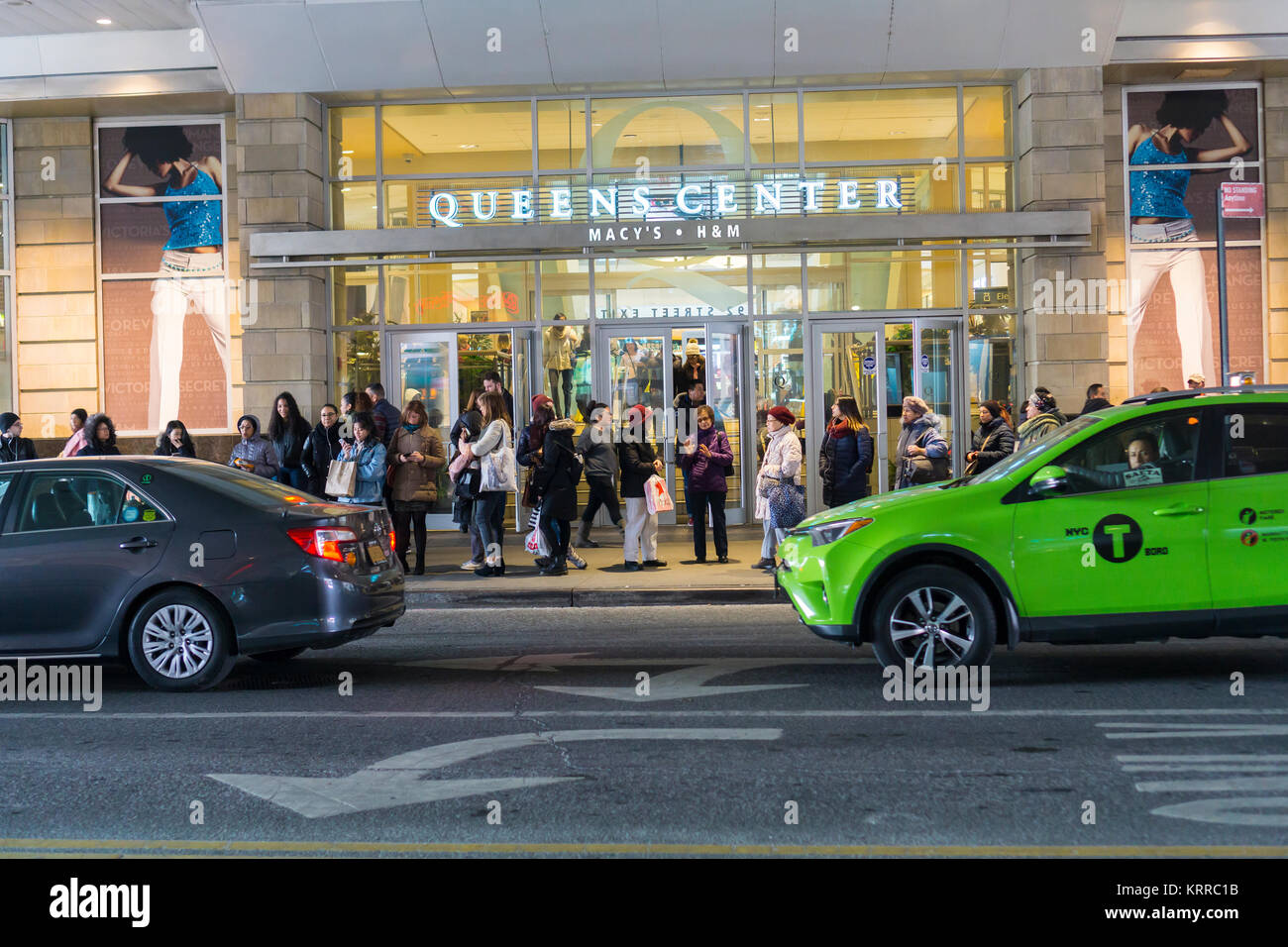 Horden von Käufer Masse der Queens Center Mall im Stadtteil Queens in New York am Sonntag, 17. Dezember 2017, eine Woche vor Weihnachten. Die Einzelhändler berichten von einer Beule im Vertrieb für Weihnachten Ansätze wie locken Sie potenzielle Kunden und Fuß Verkehr zu erhöhen. (© Richard B. Levine) Stockfoto