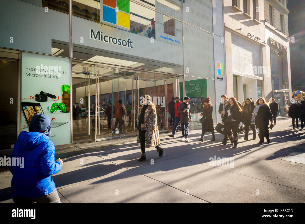 Massen von Käufern und Touristen auf der Fifth Avenue, den Microsoft Store in Midtown Manhattan in New York am Sonntag, 10. Dezember 2017. Nur 14 Mehr Shopping Tage bis Weihnachten. (© Richard B. Levine) Stockfoto