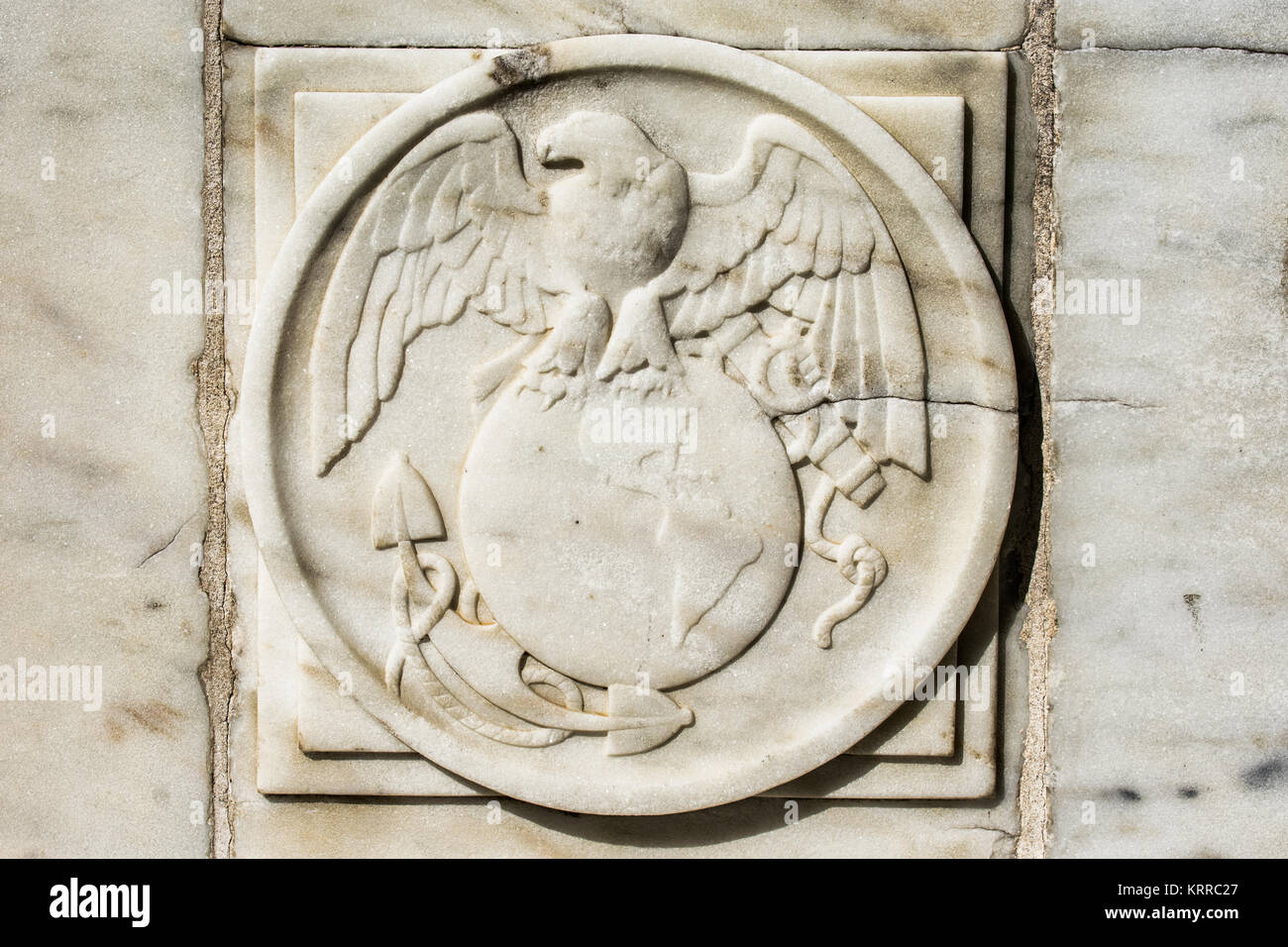 District of Columbia war Memorial Eagle Globe Carving Washington DC // WASHINGTON DC – Detail eines geschnitzten Adlers auf einem Globus im District of Columbia war Memorial, das die amerikanische Militärmacht und globale Reichweite repräsentiert. Dieses Marmorgestaltungselement, das Teil der Gedenkstätte von 1931 ist, veranschaulicht die klassische Symbolik, die in den Militärdenkmälern dieser Zeit verwendet wurde. Die Schnitzerei zeigt die detaillierte architektonische Ornamentik der Gedenkstätte. Stockfoto