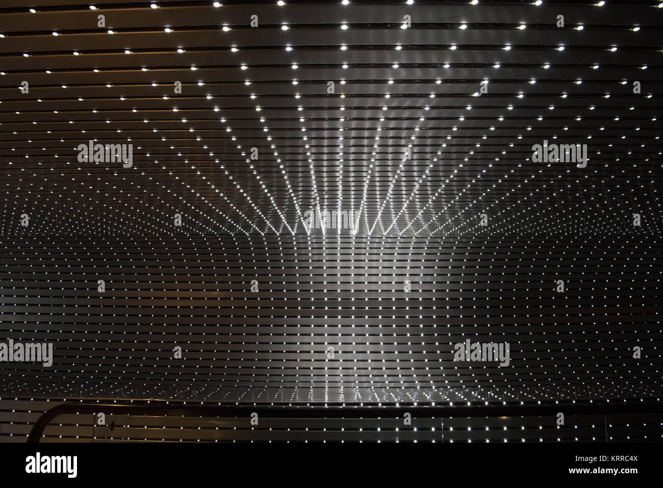 WASHINGTON DC, USA – Multiverse by Leo Villareal ist eine faszinierende LED-Lichtinstallation in der National Gallery of Art in Washington DC. Das dynamische Kunstwerk besteht aus 41.000 LED-Knoten, die ein fesselndes visuelles Erlebnis schaffen, das das Konzept des Multiversums durch Licht, Bewegung und Technologie erforscht. Stockfoto