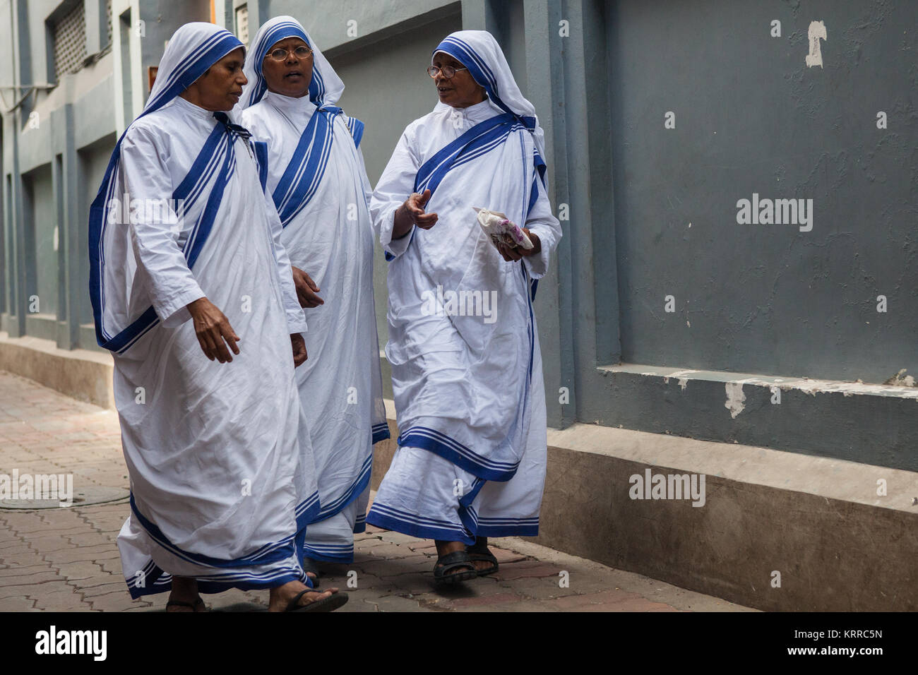 Missionare der Nächstenliebe Schwestern und Nonnen zu Fuß vor dem Haus der Mutter in Kolkata, Indien Stockfoto