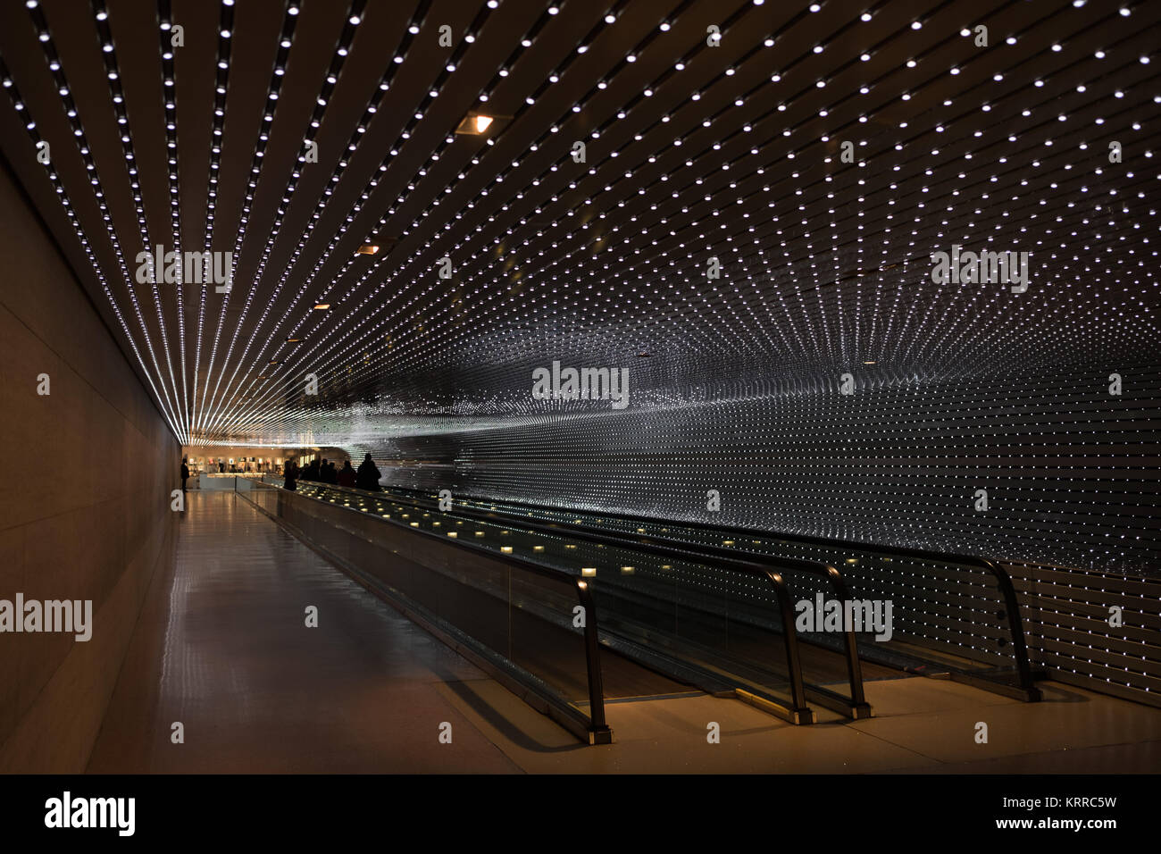 WASHINGTON DC, USA – Multiverse by Leo Villareal ist eine faszinierende LED-Lichtinstallation in der National Gallery of Art in Washington DC. Das dynamische Kunstwerk besteht aus 41.000 LED-Knoten, die ein fesselndes visuelles Erlebnis schaffen, das das Konzept des Multiversums durch Licht, Bewegung und Technologie erforscht. Stockfoto