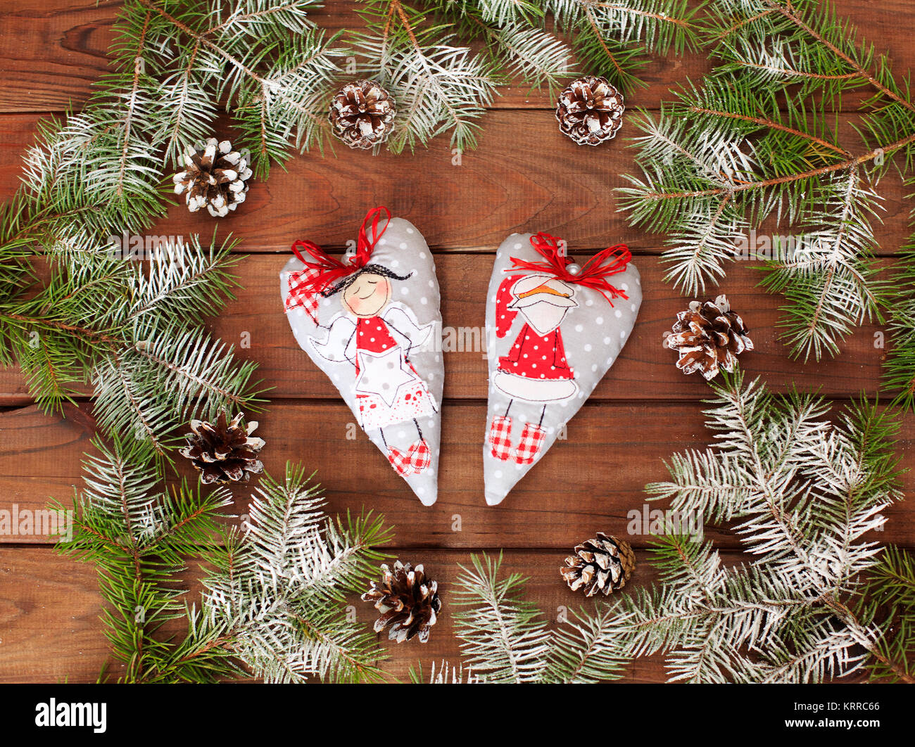 Stoff Weihnachten Herz mit Santa Claus auf einem Holz- und Weihnachtsbaum  Hintergrund. Plüschtier Puppe. Karte. Weihnachtsschmuck Stockfotografie -  Alamy