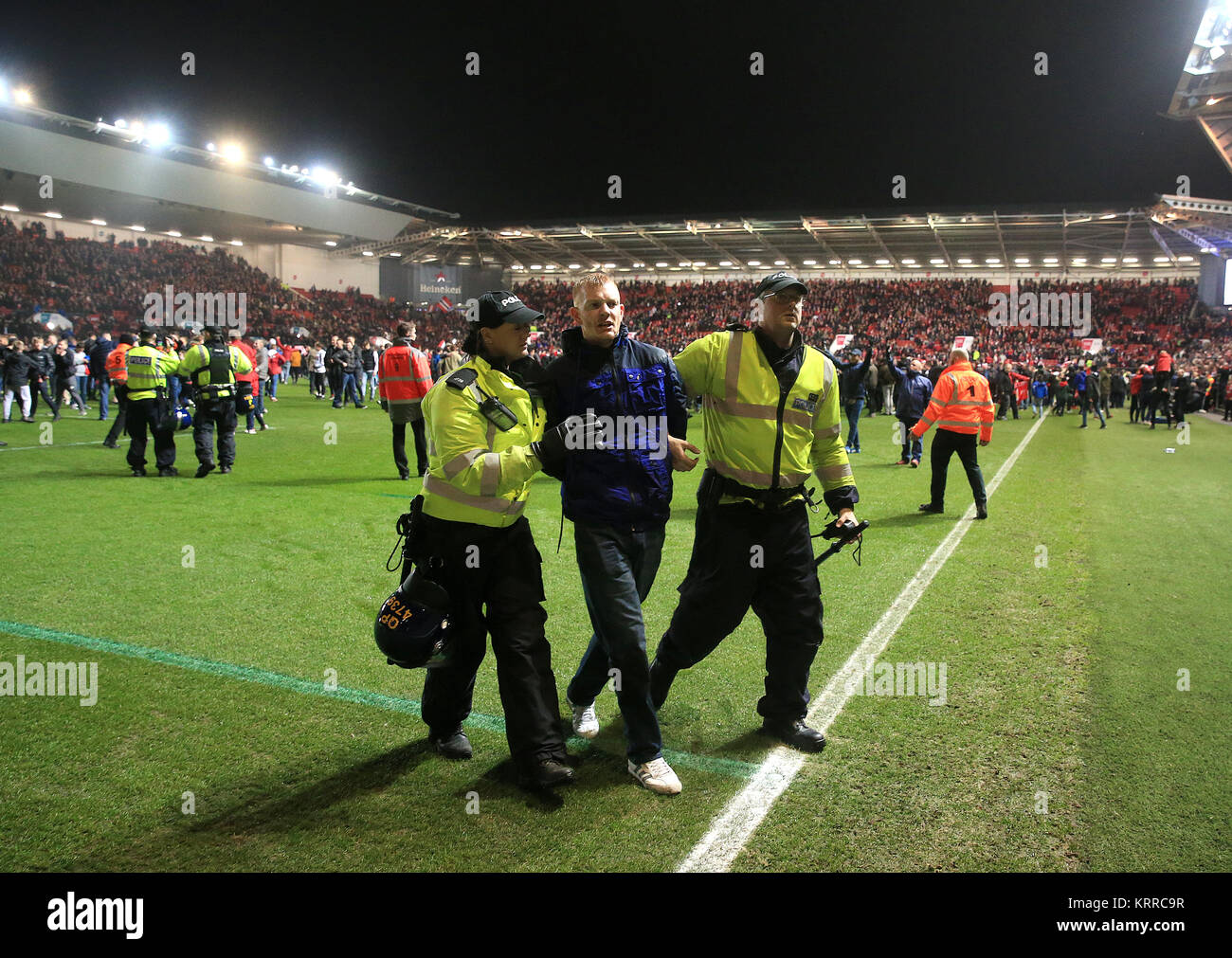 Ein Lüfter wird die Tonhöhe während des Carabao Cup Viertelfinale an Ashton Gate, Bristol begleitet. Stockfoto