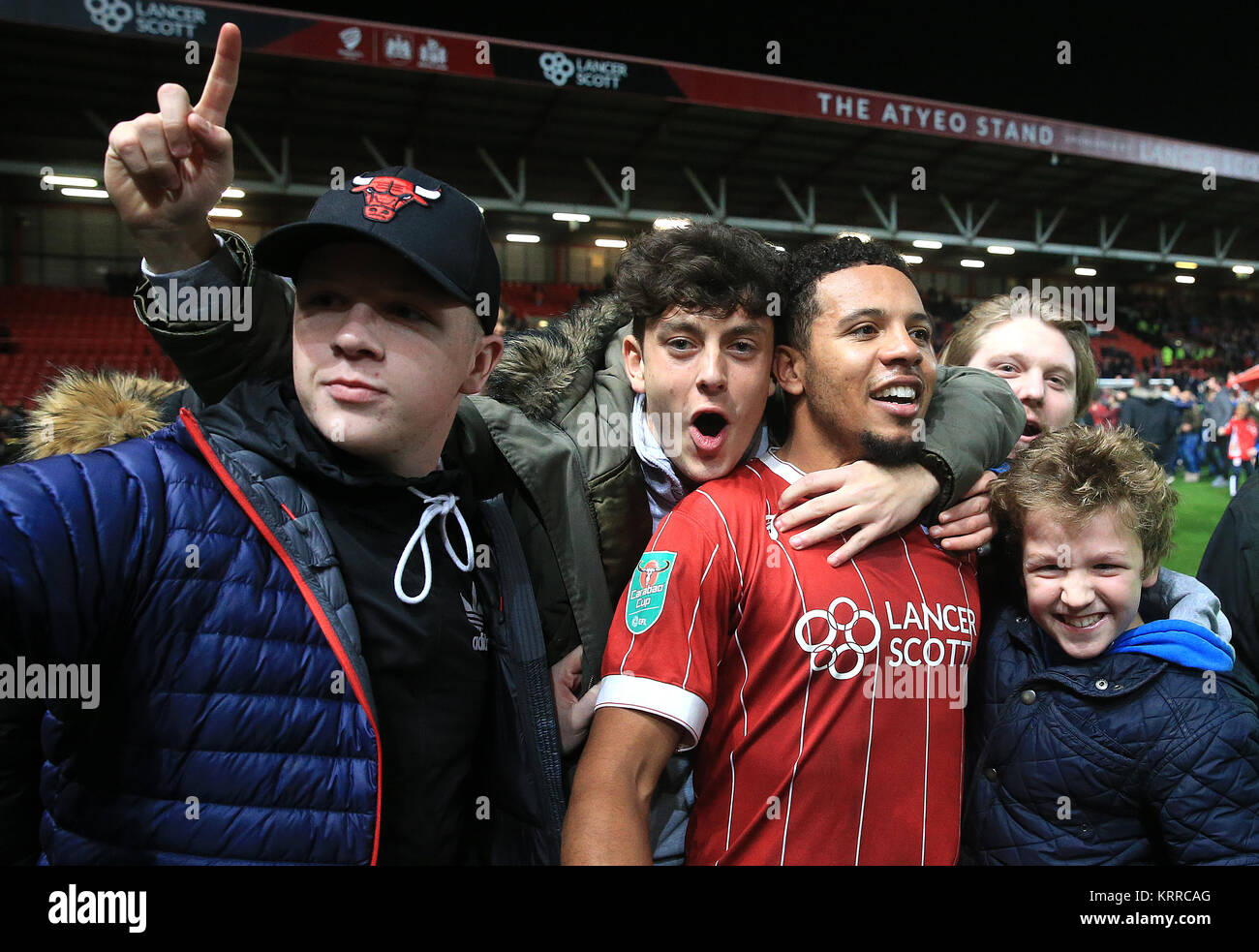 Bristol City Korey Smith feiert zweiten Ziel seiner Seite des Spiels mit Fans zählen nach der endgültigen während der carabao Cup Viertelfinale an Ashton Gate, Bristol Pfeife. Stockfoto