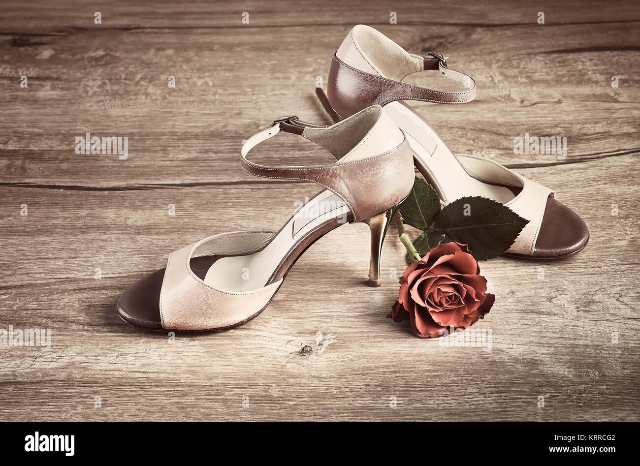 Argentinischer Tango Schuhe mit einer Rose auf Holzboden Stockfoto