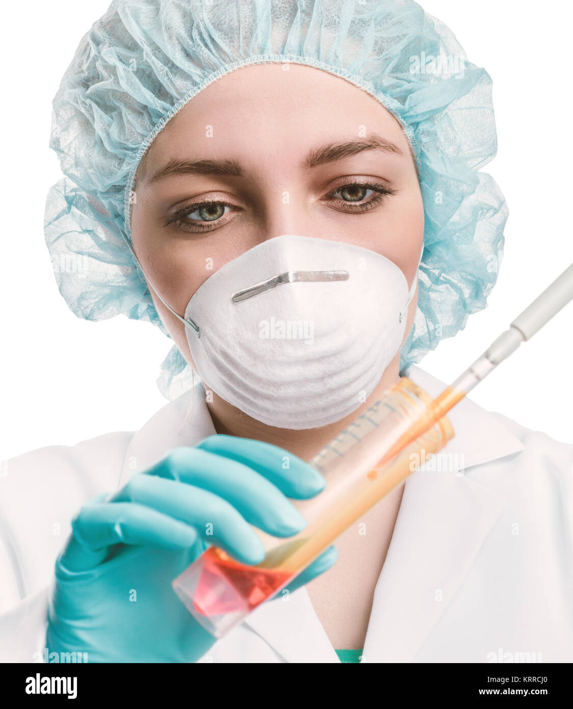 Porträt der jungen Wissenschaftlerin oder Tech mit Schutzkleidung Pipettieren flüssige Probe auf weißem Hintergrund. Konzentrieren Sie sich auf die Augen. Stockfoto