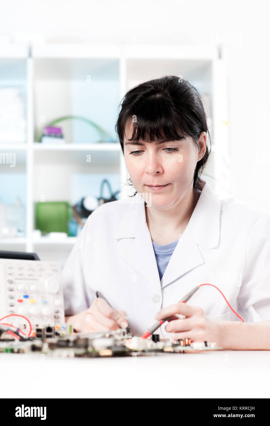 Elektronik Reparatur tech Fixes surcuit Board Stockfoto