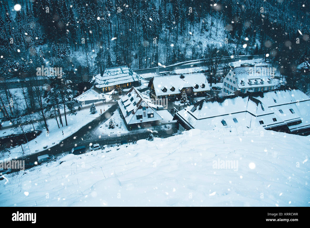 Blick von oben auf die kleinen Dorf in Snowy Mountains im winter nacht. Schwarzwald, Deutschland. Stockfoto