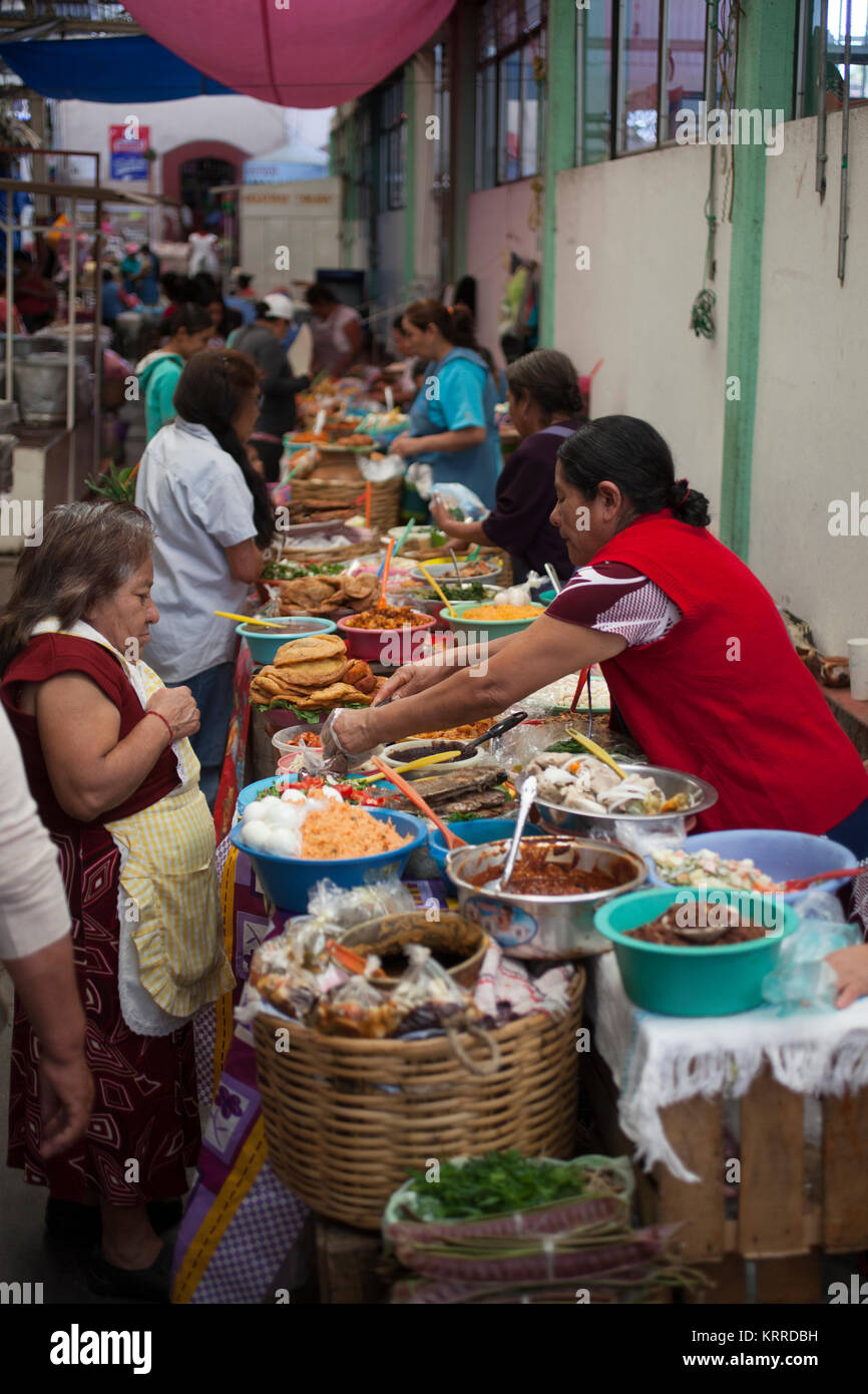 Vielzahl von Oaxcan zubereitete Essen im Markt, Etla Markt, in der Nähe von Oaxaca Stadt, Oaxaca, Mexiko Stockfoto