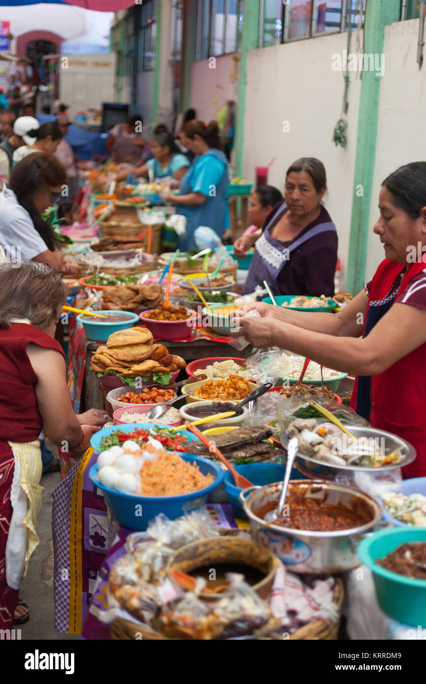 Vielzahl von Oaxcan zubereitete Essen im Markt, Etla Markt, in der Nähe von Oaxaca Stadt, Oaxaca, Mexiko Stockfoto