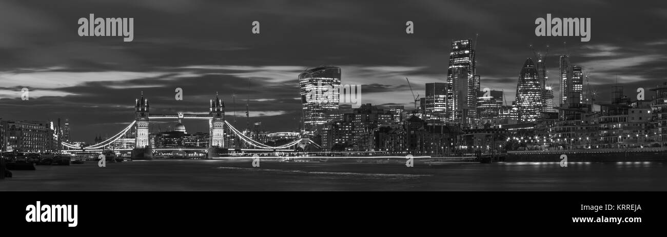 London - das Panorama der Tower Bridge, Riverside und Wolkenkratzer in der Dämmerung mit dem dramatischen Wolken. Stockfoto