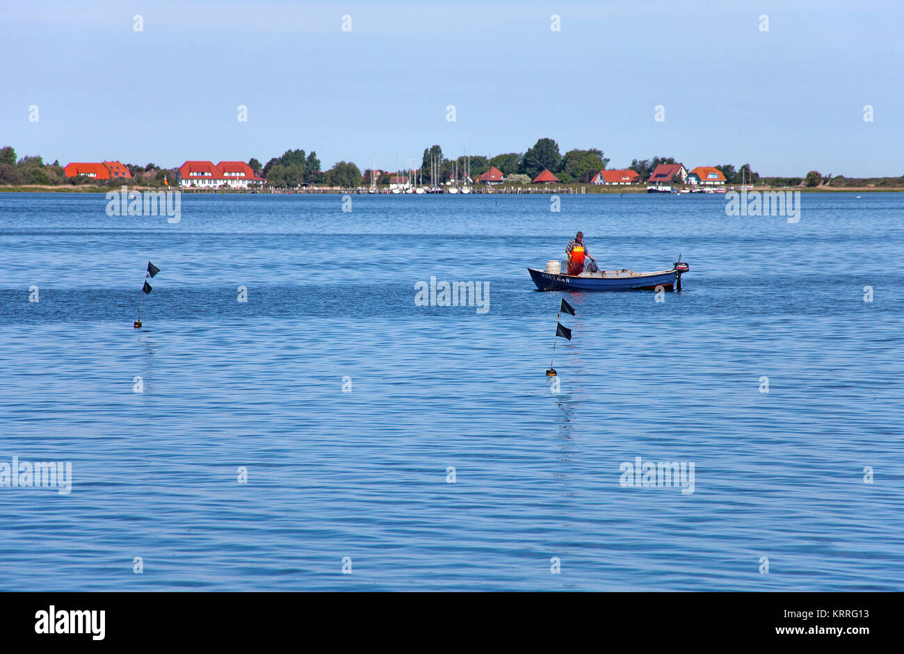Fischer mit Boot vor dem Ort Vitte, Insel Hiddensee, Mecklenburg-Vorpommern, Ostsee, Deutschland, Europa Stockfoto