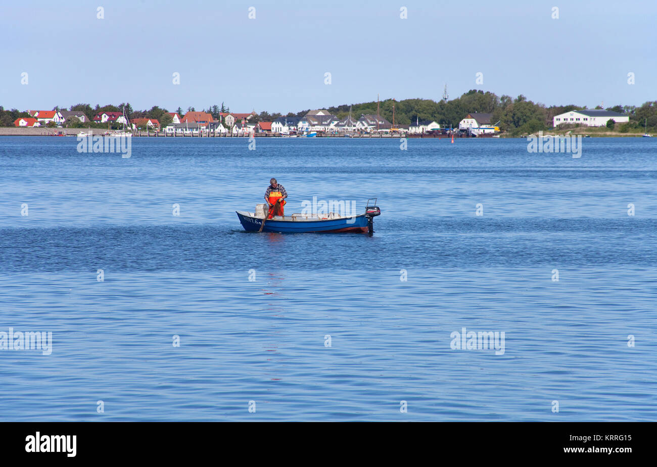 Fischer mit Boot vor dem Ort Vitte, Insel Hiddensee, Mecklenburg-Vorpommern, Ostsee, Deutschland, Europa Stockfoto