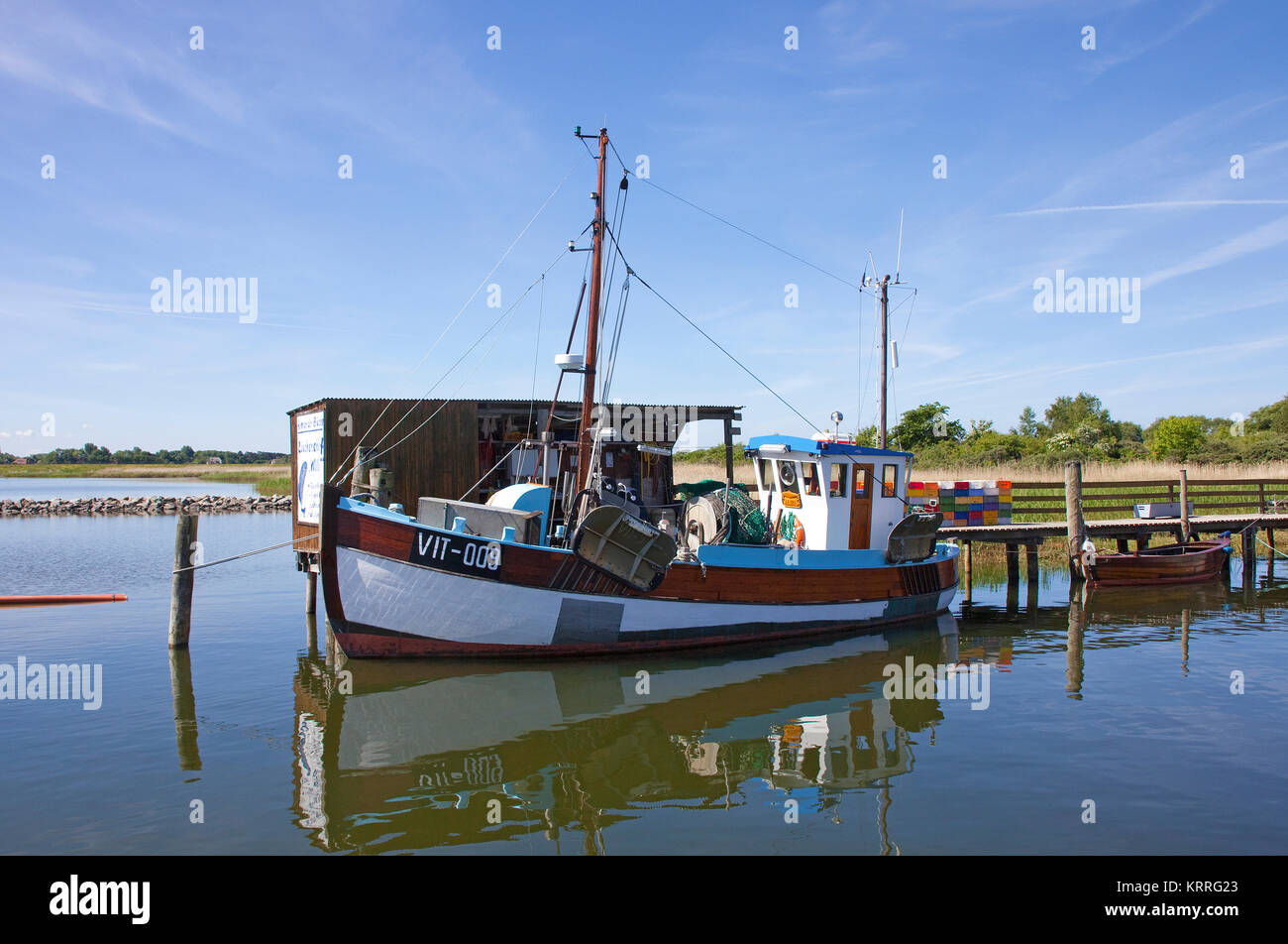 Fischkutter im Hafen des Dorfes Kloster, Insel Hiddensee, Mecklenburg-Vorpommern, Ostsee, Deutschland, Europa Stockfoto