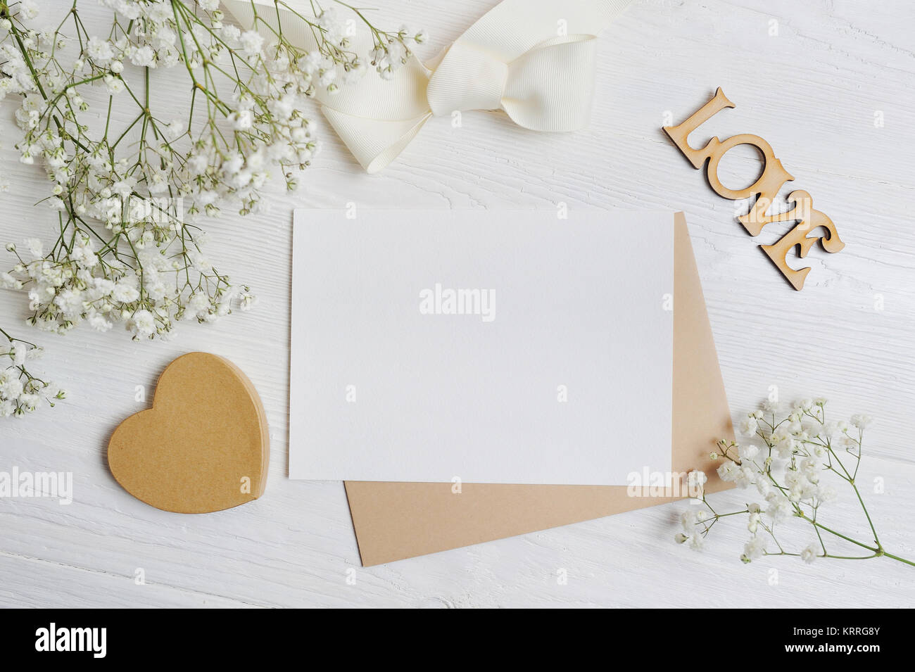 Mockup Brief mit einer Kalligraphischen Stift Grußkarte für Valentinstag im rustikalen Stil mit Platz für Ihren Text, Flach, Ansicht von oben Foto Mock up Stockfoto