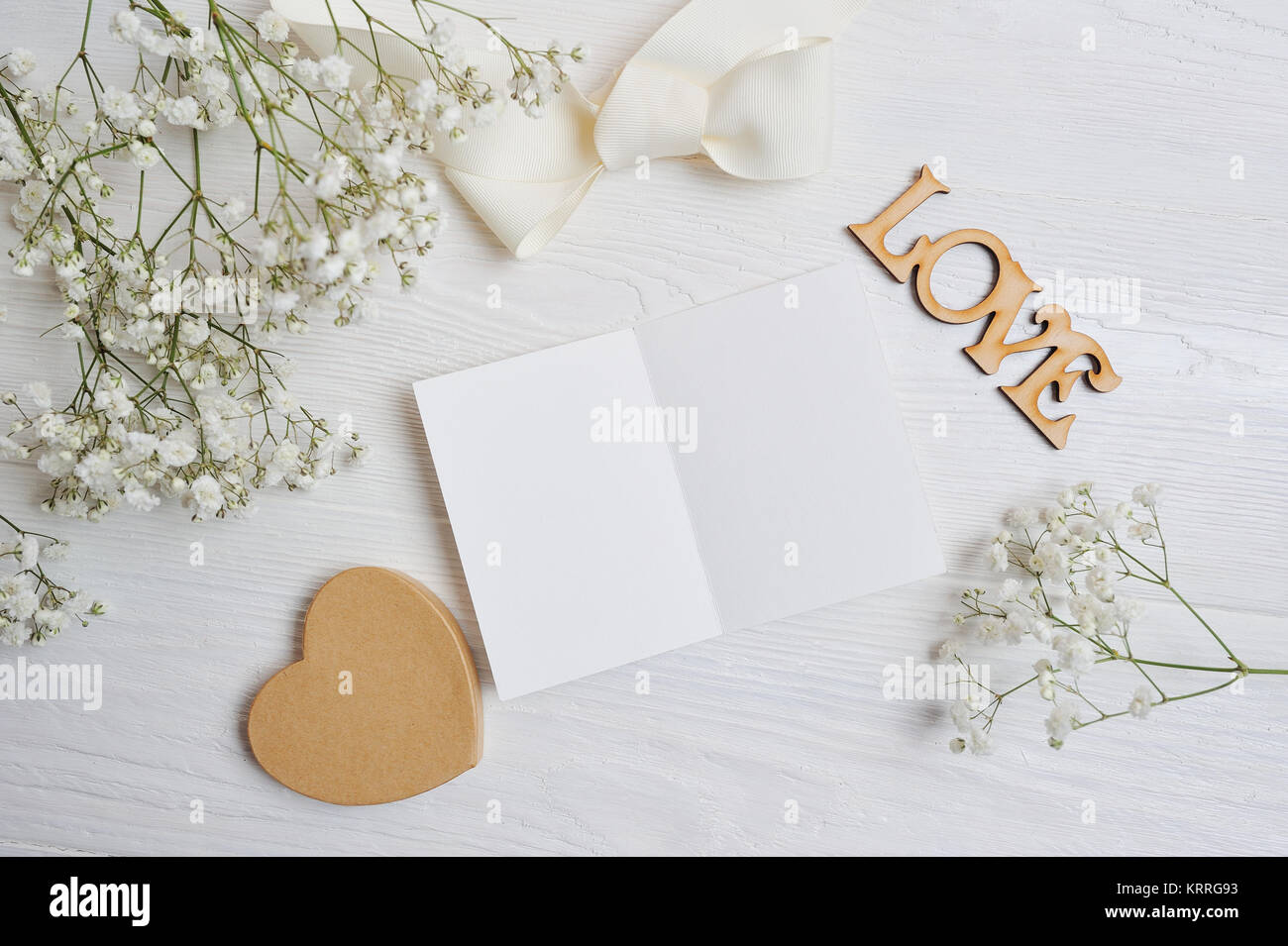 Mockup Brief mit einer Kalligraphischen Stift Grußkarte für Valentinstag im rustikalen Stil mit Platz für Ihren Text, Flach, Ansicht von oben Foto Mock up Stockfoto