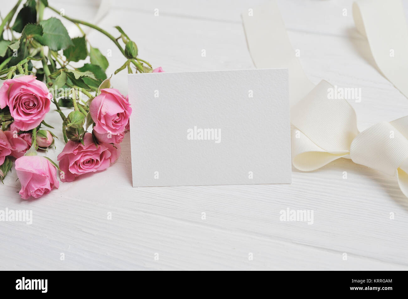 Mockup Weiß Origami Herzen Aus Papier Mit Rosa Rosen Karte