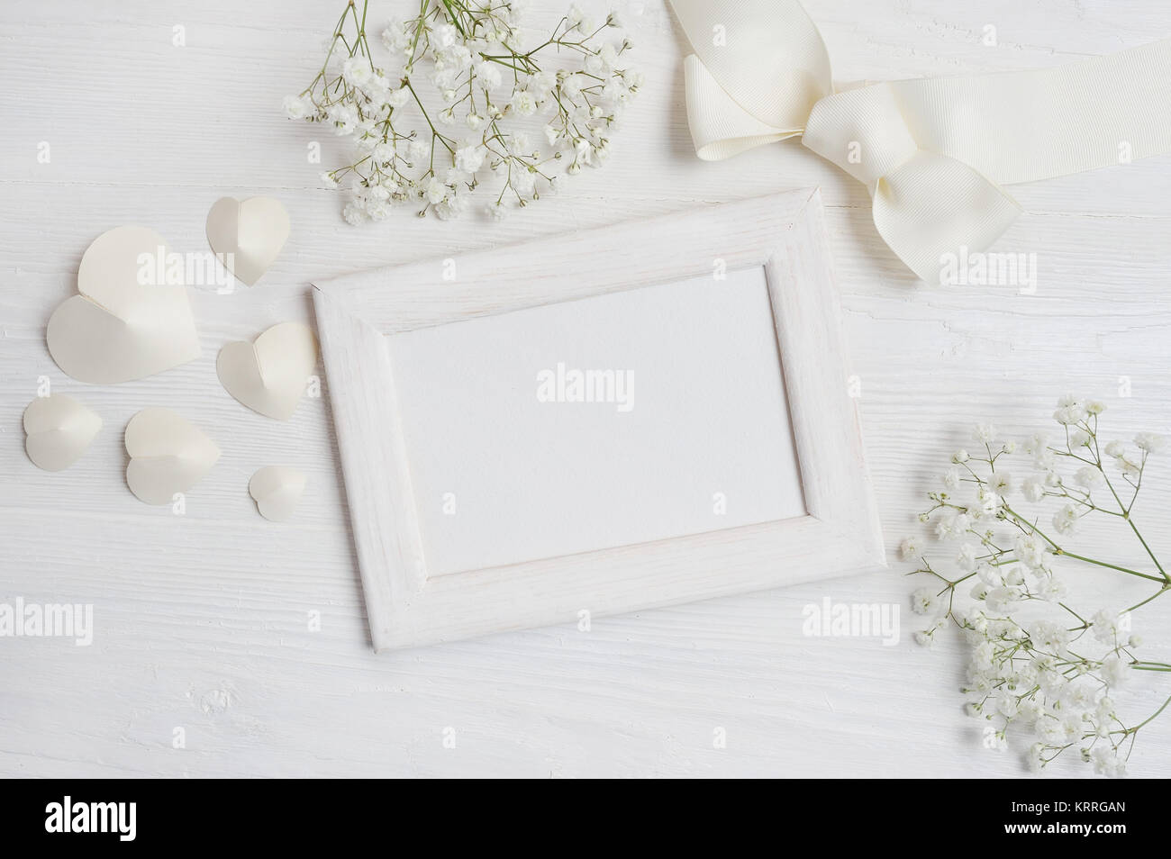 Mockup weißen Holzrahmen mit Herzen und Blumen und Bogen Karte für Valentinstag im rustikalen Stil mit Platz für Ihren Text, Flach, Ansicht von oben Ph Stockfoto