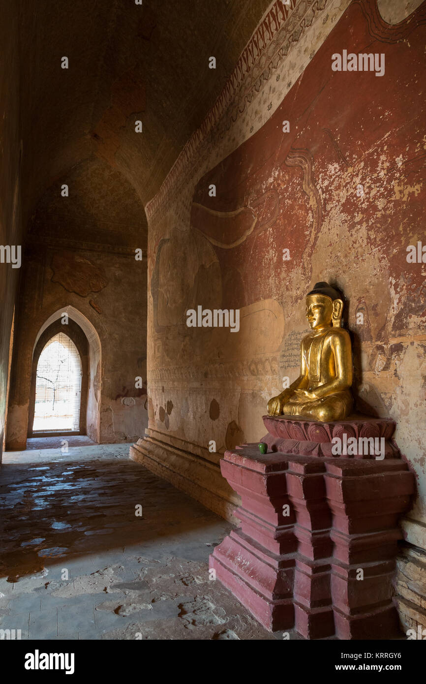 Golden Buddha Statue, Big Buddha Wandbild und Korridor im Innern des Sulamani Tempel in Bagan, Myanmar (Birma). Stockfoto